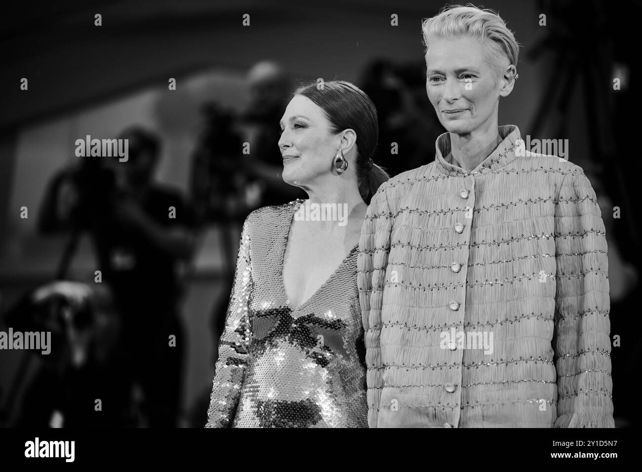 Julianne Moore und Tilda Swinton nehmen während des 81. Internationalen Filmfestivals von Venedig am roten Teppich „The Room nebenan“ Teil Stockfoto
