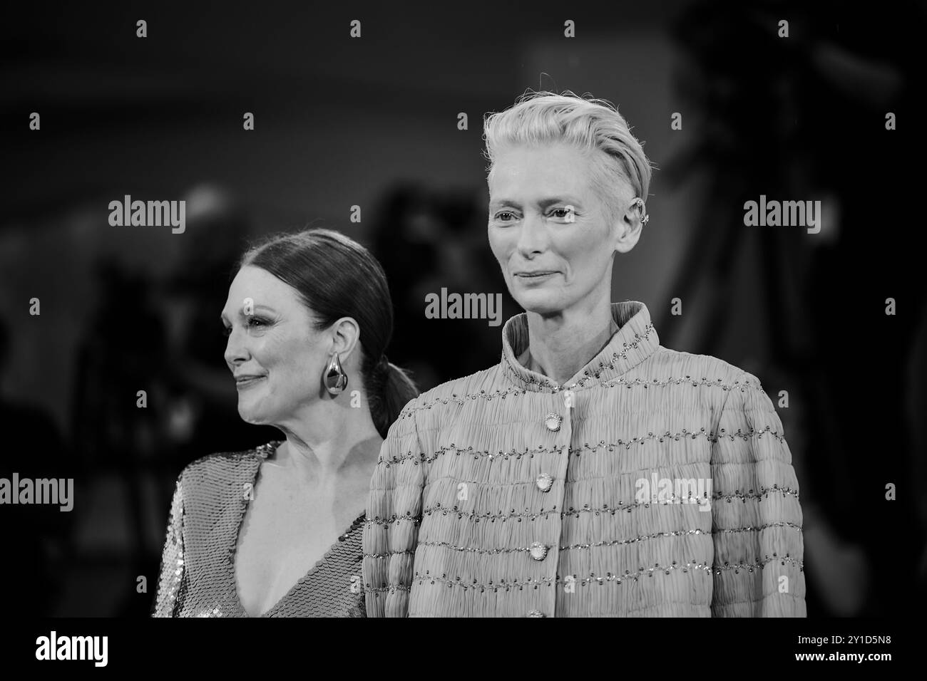 Julianne Moore und Tilda Swinton nehmen während des 81. Internationalen Filmfestivals von Venedig am roten Teppich „The Room nebenan“ Teil Stockfoto