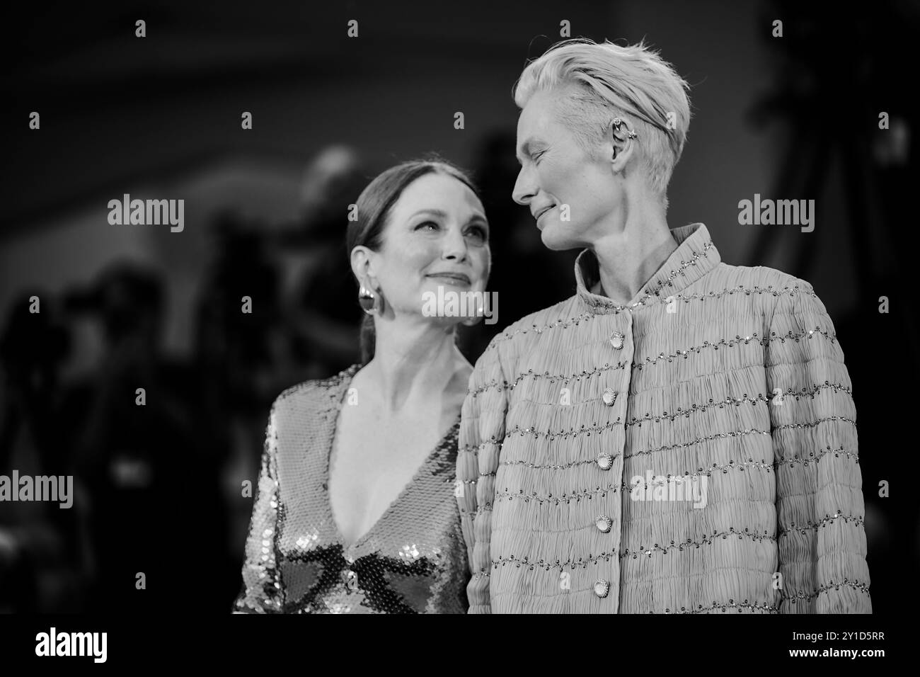 Julianne Moore und Tilda Swinton nehmen während des 81. Internationalen Filmfestivals von Venedig am roten Teppich „The Room nebenan“ Teil Stockfoto