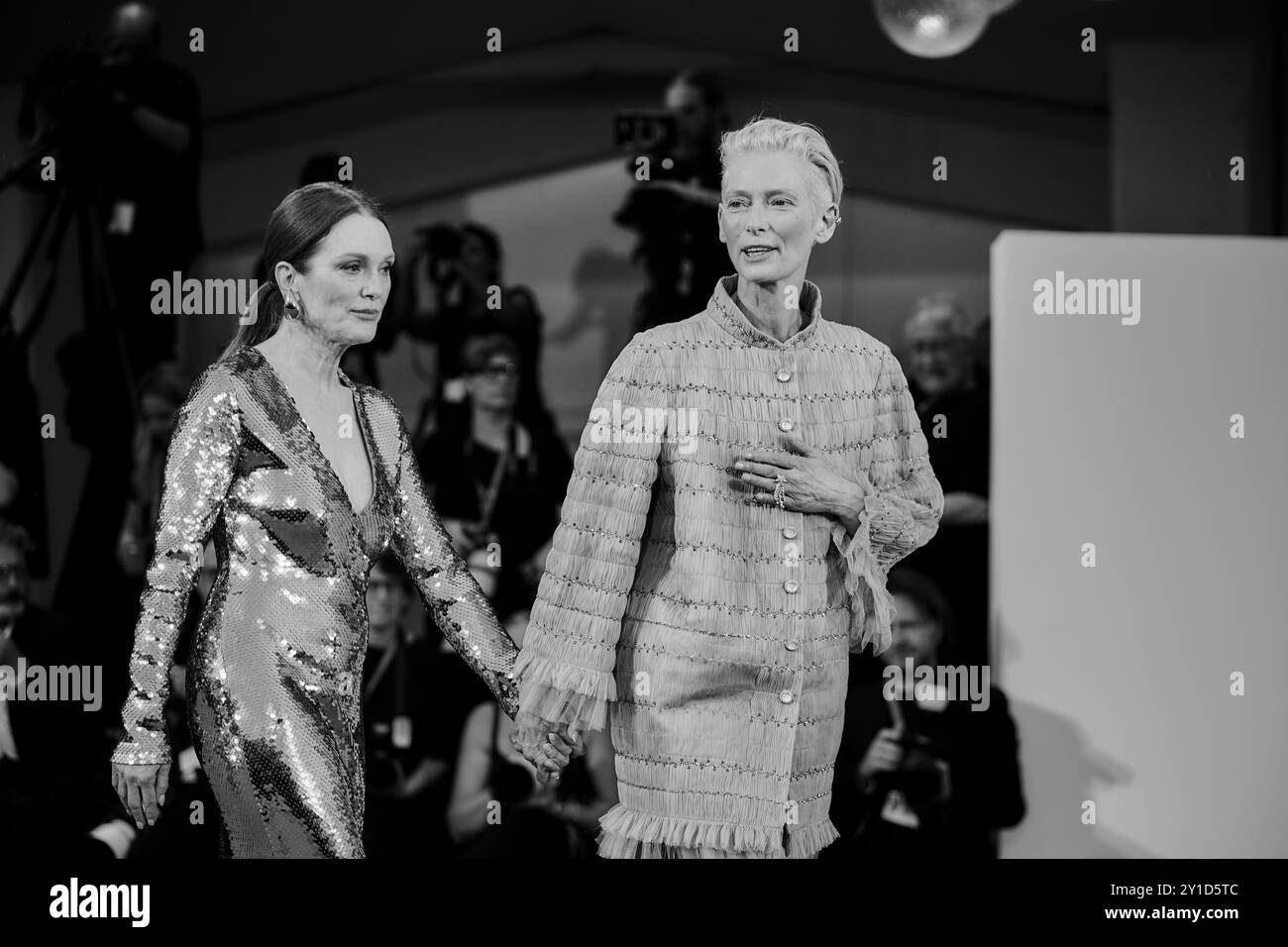 Julianne Moore und Tilda Swinton nehmen während des 81. Internationalen Filmfestivals von Venedig am roten Teppich „The Room nebenan“ Teil Stockfoto