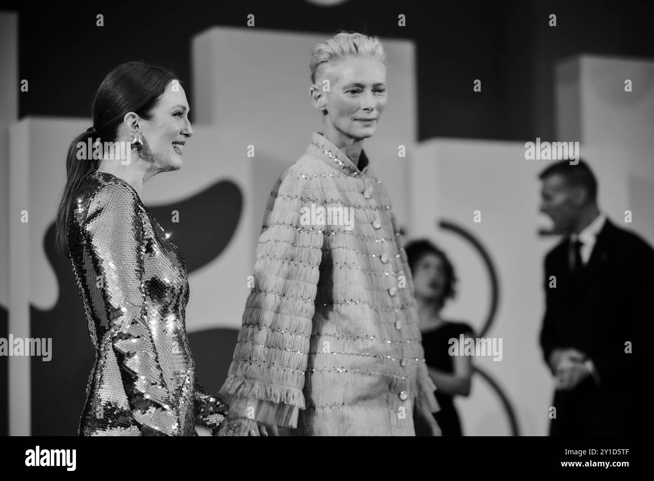 Julianne Moore und Tilda Swinton nehmen während des 81. Internationalen Filmfestivals von Venedig am roten Teppich „The Room nebenan“ Teil Stockfoto
