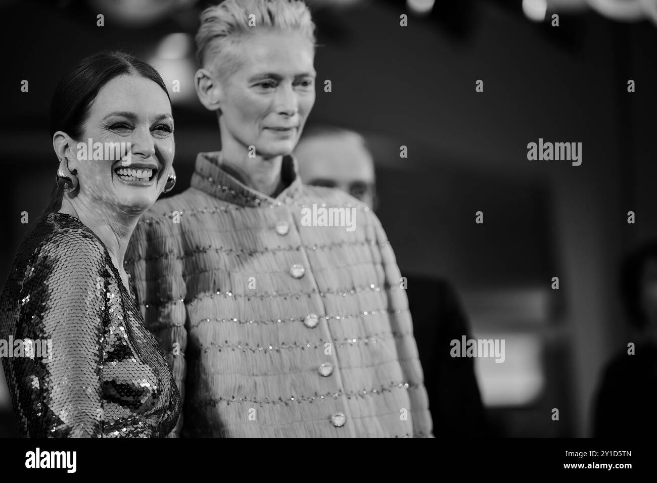Julianne Moore und Tilda Swinton nehmen während des 81. Internationalen Filmfestivals von Venedig am roten Teppich „The Room nebenan“ Teil Stockfoto