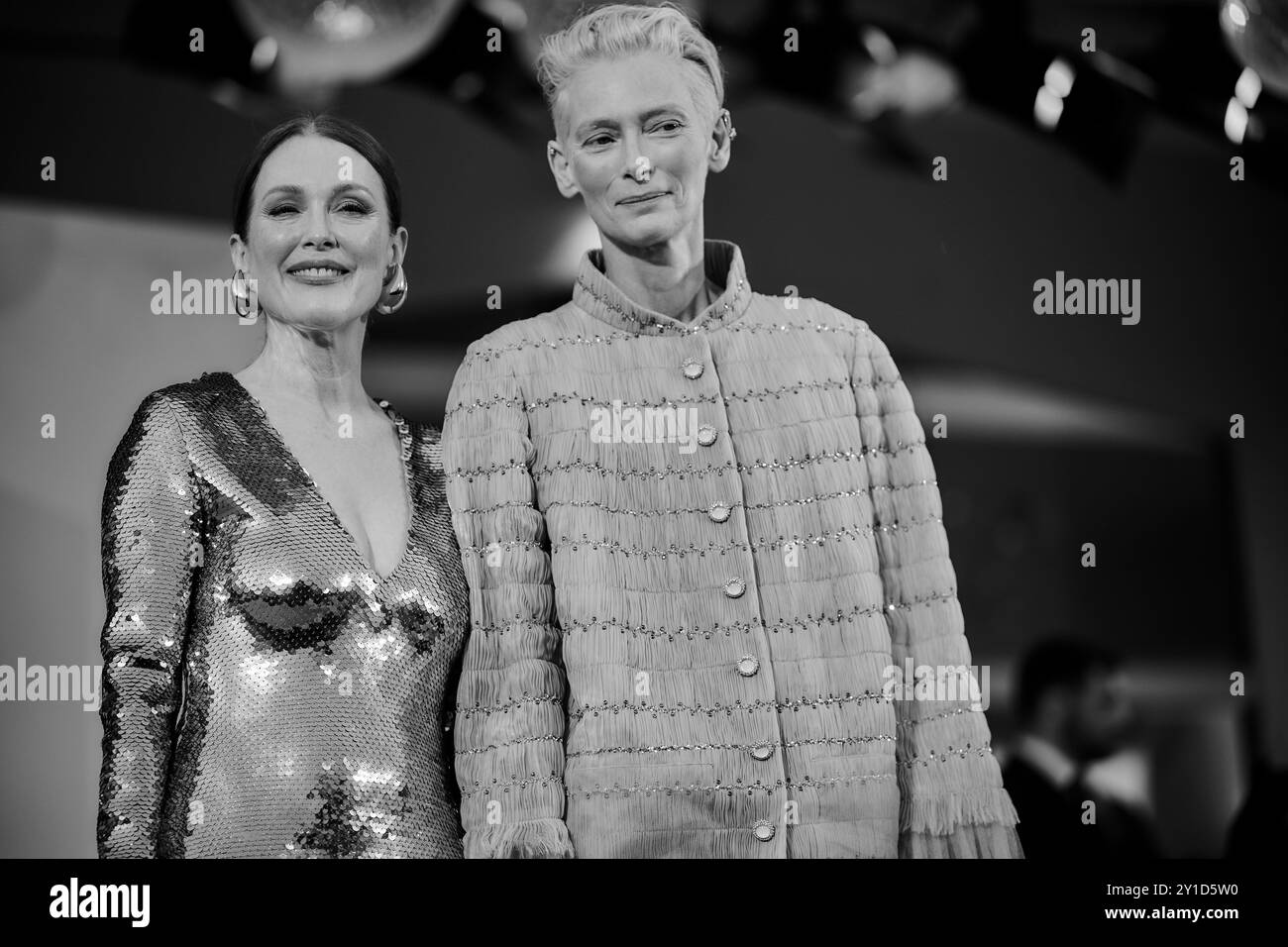 Julianne Moore und Tilda Swinton nehmen während des 81. Internationalen Filmfestivals von Venedig am roten Teppich „The Room nebenan“ Teil Stockfoto
