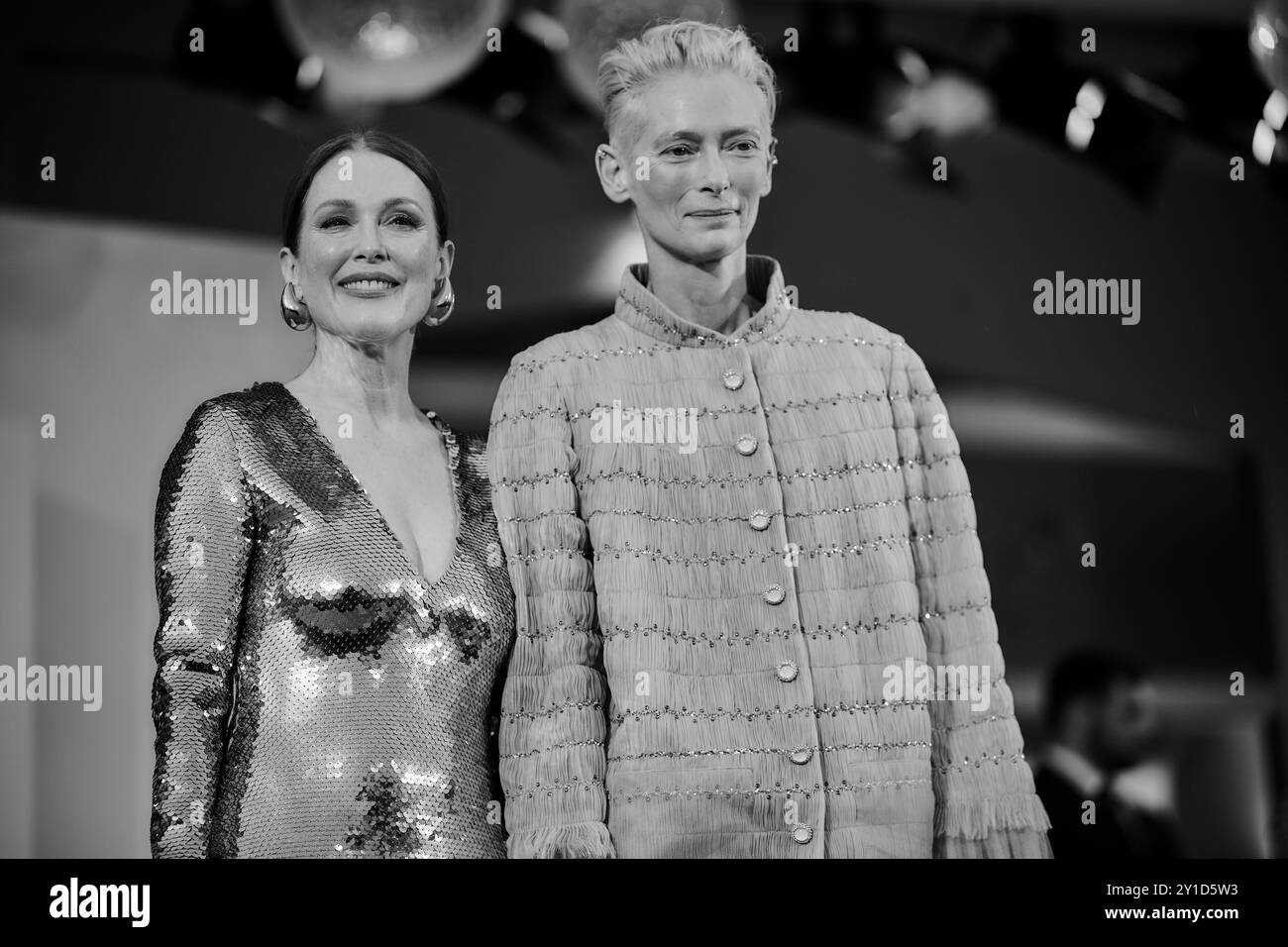 Julianne Moore und Tilda Swinton nehmen während des 81. Internationalen Filmfestivals von Venedig am roten Teppich „The Room nebenan“ Teil Stockfoto