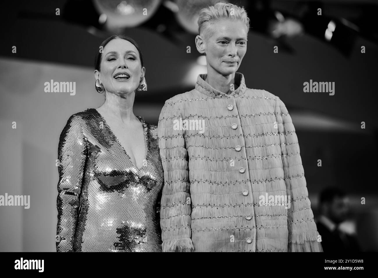 Julianne Moore und Tilda Swinton nehmen während des 81. Internationalen Filmfestivals von Venedig am roten Teppich „The Room nebenan“ Teil Stockfoto
