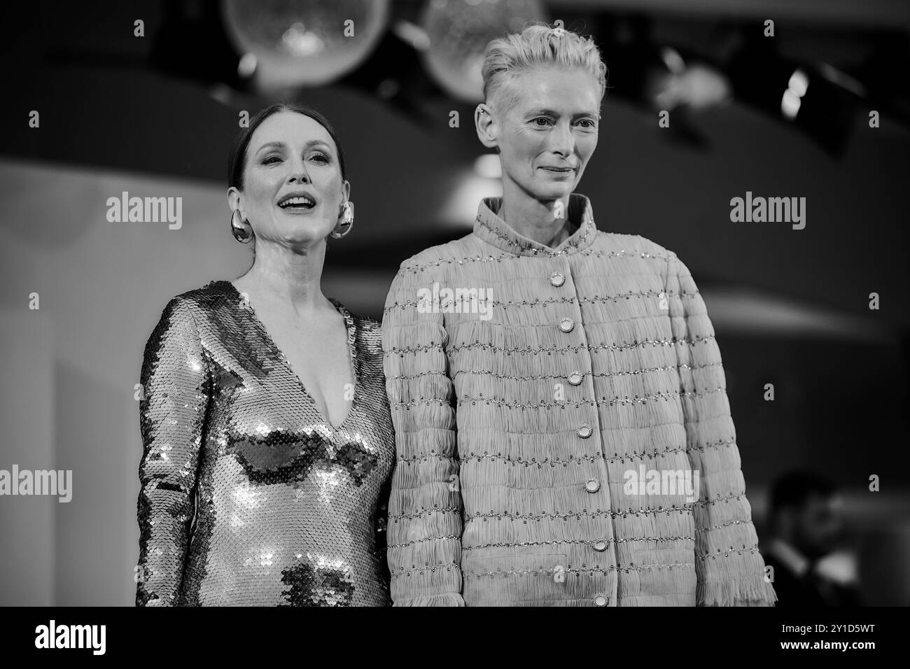 Julianne Moore und Tilda Swinton nehmen während des 81. Internationalen Filmfestivals von Venedig am roten Teppich „The Room nebenan“ Teil Stockfoto