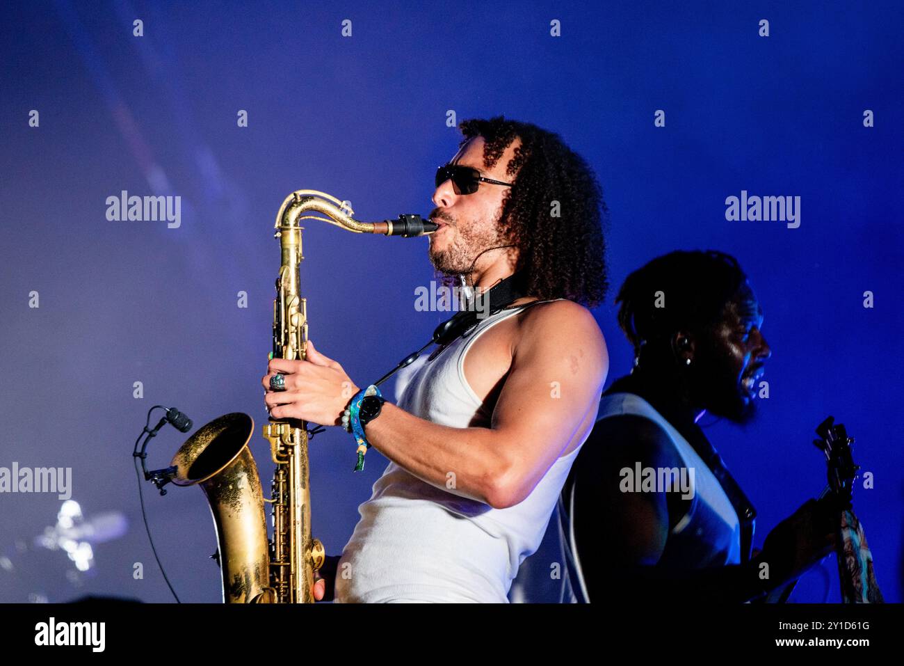 EZRA COLLECTIVE, GREEN MAN FESTIVAL, 2024: James Mollison (Saxophone) von der Jazz-Band Ezra Collective spielt die Mountain Stage und zieht die größte Menge des Wochenendes an. Tag des Green man Festivals 2024 im Glanusk Park, Brecon, Wales. Foto: Rob Watkins. INFO: Ezra Collective ist eine britische Jazzband mit einer riesigen Live-Fangemeinde, die dafür bekannt ist, Jazz mit Afrobeat-, Hip-Hop- und Funk-Einflüssen zu vermischen. Ihr lebendiger, energiereicher Sound zeigt komplizierte Rhythmen, dynamische Improvisation und ein starkes Gefühl der Zusammenarbeit, die die Grenzen des modernen Jazz überbrücken und gleichzeitig vielfältige musikalische Traditionen zelebrieren Stockfoto