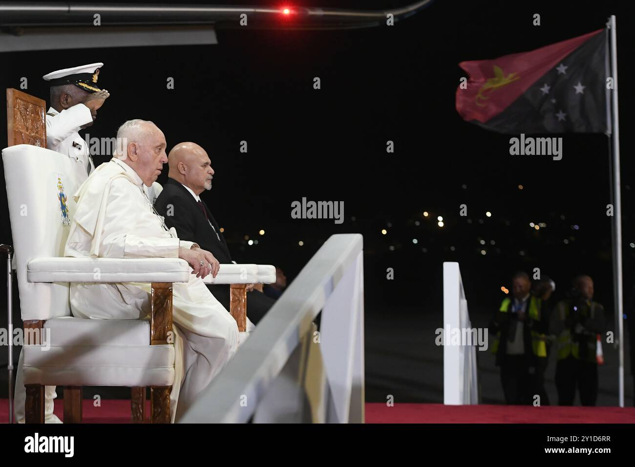 **KEIN LIBRI** Papua Neuguinea, Port Moresby, 2024/9/6 Papst Franziskus wird von Mitgliedern des Klerus bei Ankunft am Jackson's International Airport in Port Moresby, Papua Neuguinea Foto von Vatikan Mediia/Katholische Presse Foto BESCHRÄNKT AUF REDAKTIONELLE VERWENDUNG - KEIN MARKETING - KEINE WERBEKAMPAGNEN. Quelle: Independent Photo Agency Srl/Alamy Live News Stockfoto