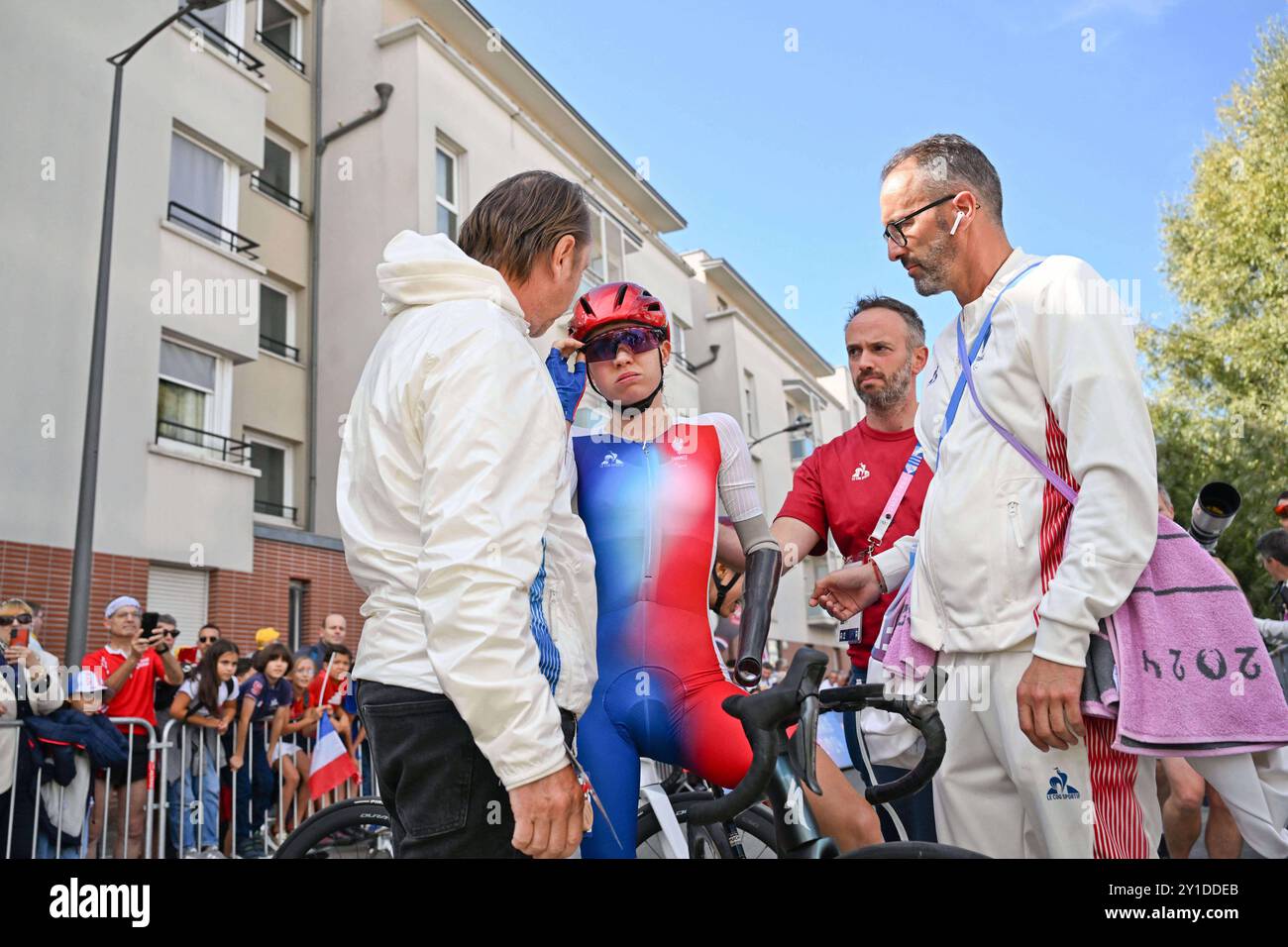 Paris, Frankreich. September 2024. Heidi Gaugain gewinnt eine dritte Silbermedaille beim Radrennen am 6. September 2024 in Paris, Frankreich, im Rahmen der Paralympischen Spiele 2024. Die französische Heidi Gaugain verlor im Straßenrennen der C5-Kategorie knapp gegen die britische Ikone Sarah Storey, die ihren 19. Paralympic-Titel gewann. Foto: Tomas Stevens/ABACAPRRESS. COM Credit: Abaca Press/Alamy Live News Stockfoto