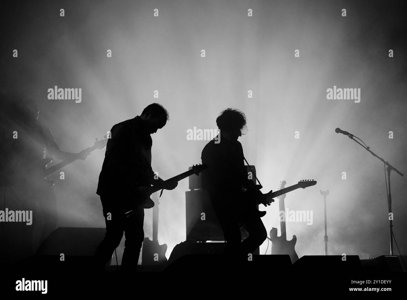 EXPLOSIONS IN THE SKY, KONZERT, 2024: Die instrumentale Rockband Explosions in the Sky Headline The Far Out Stage. Tag des Green man Festivals 2024 im Glanusk Park, Brecon, Wales am 18. August 2024. Foto: Rob Watkins. INFO: Explosions in the Sky ist eine US-amerikanische Instrumental-Rock-Band, die für ihre weitläufigen, emotionalen Soundlandschaften bekannt ist. Ihre Musik verbindet Post-Rock mit filmischen Elementen, bietet hochragende Gitarren und dynamische Crescendos, die atmosphärische Tracks schaffen, die tiefe emotionale Resonanz und Introspektion hervorrufen. Stockfoto