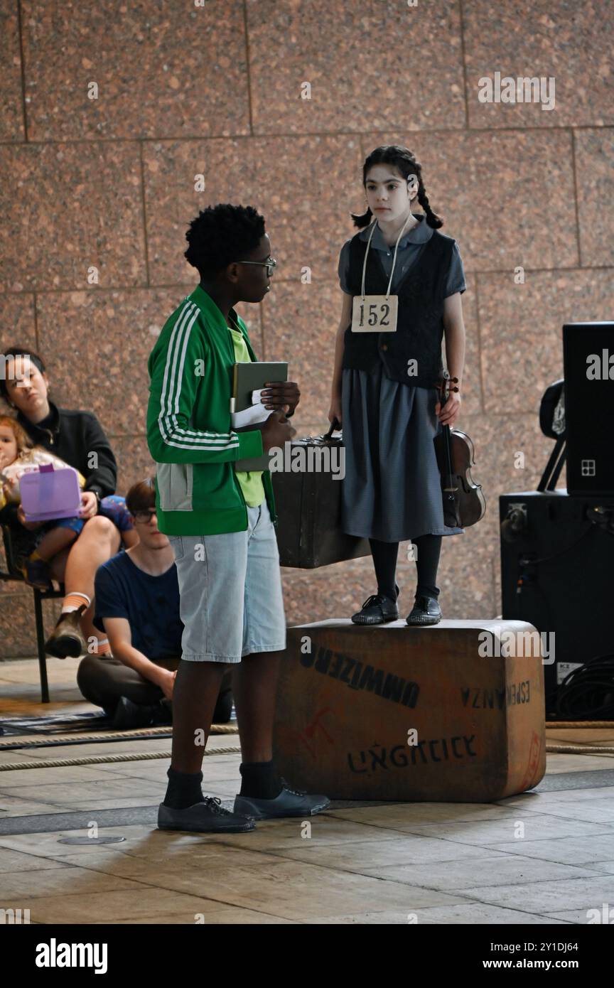 LONDON, ENGLAND: 6. September 2024: Eine großartige Performance von Jugendlichen aus verschiedenen Hintergründen. „From Here On“ ist eine Theateraufführung des GDIF-Festivals, eine Nachstellung einer Geschichte über Kinder, die Zuflucht vor dem Krieg suchen. 85 Jahre, seit der Kindertransport 10.000 jüdische Kinder aus dem von den Nazis besetzten Europa gerettet hat, und in der neuen Welt geht es um das Recht eines Kindes auf Sicherheit, unabhängig von Herkunft oder Herkunft. Leider starben vor ein paar Tagen zwölf Menschen, nachdem ein Migrantenboot im Ärmelkanal gesunken war. Quelle: Siehe Li/Picture Capital/Alamy Live News Stockfoto