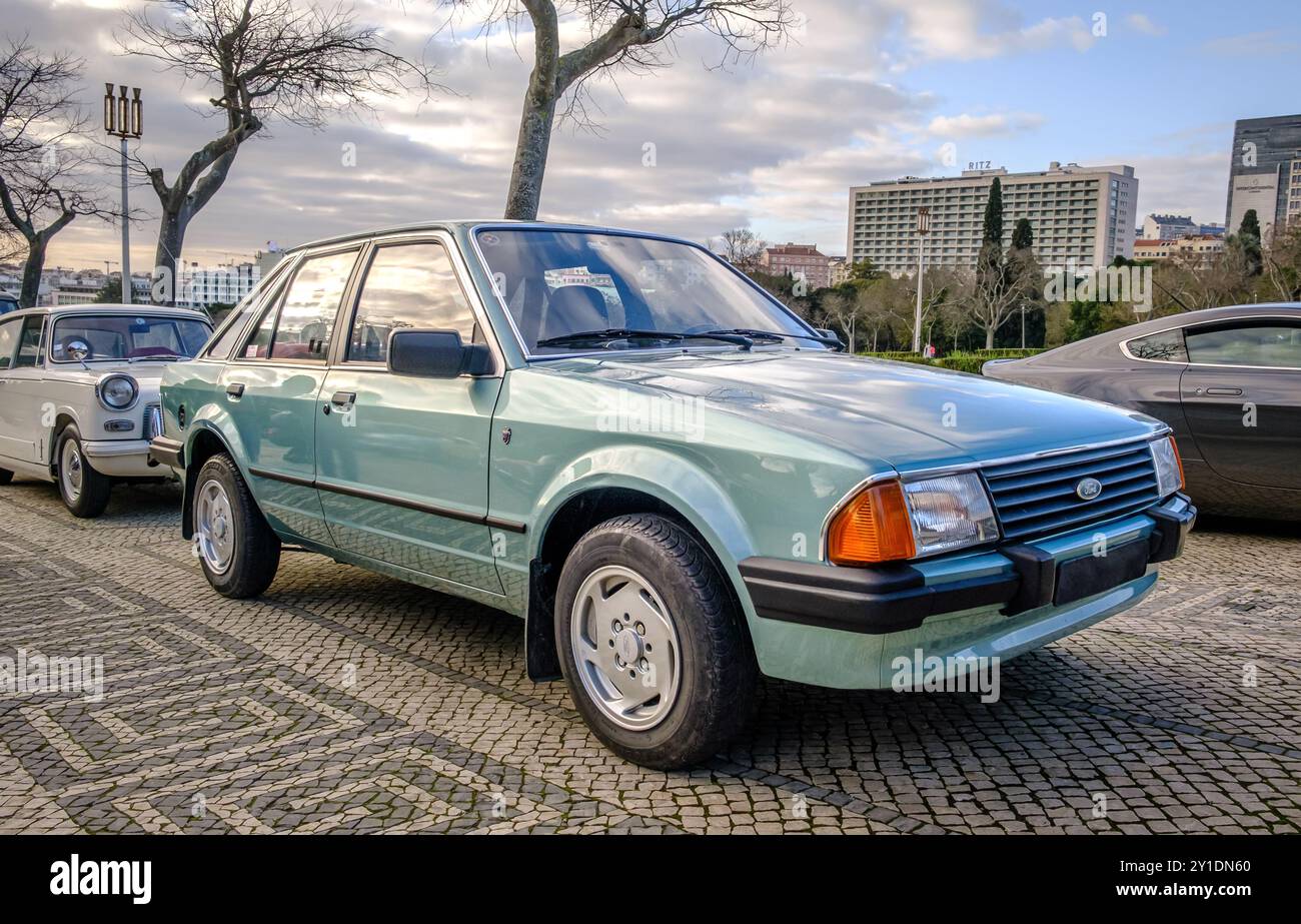 Lissabon, Portugal - 20. Januar 2024: Ein klassischer, hellgrüner Ford Escort Auto der 3. Generation, bekannt als Erika, 5-türiger Fließheck, parkt auf einer Kopfsteinpflasterstraße in einer Stadt. Stockfoto