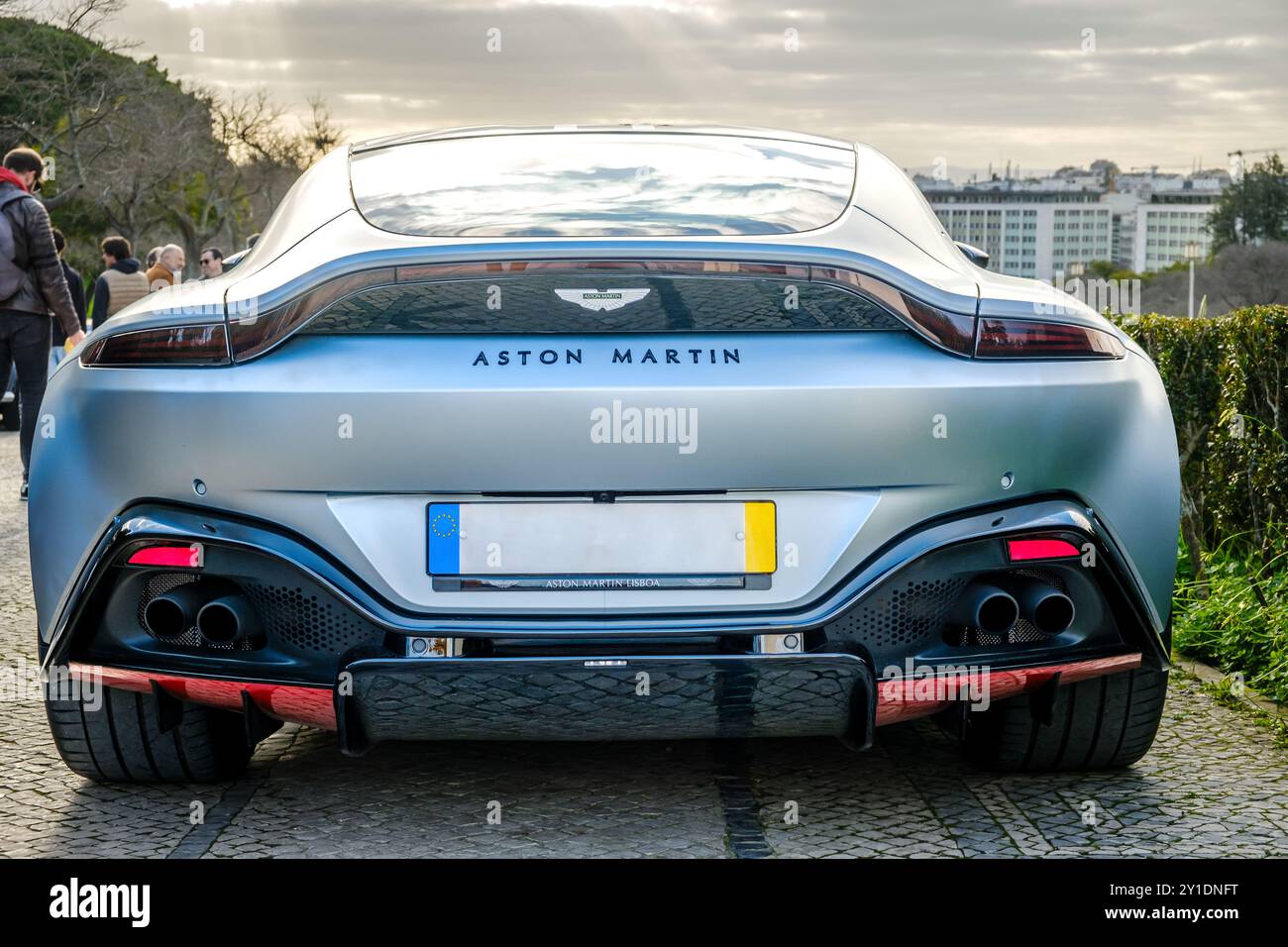 Lissabon, Portugal - 20. Januar 2024: Rückansicht des luxuriösen Aston Martin Vantage V8 2018 Roadsters auf einer Kopfsteinpflasterstraße, blaue Karosserie, einzigartiger Sportwagen Stockfoto