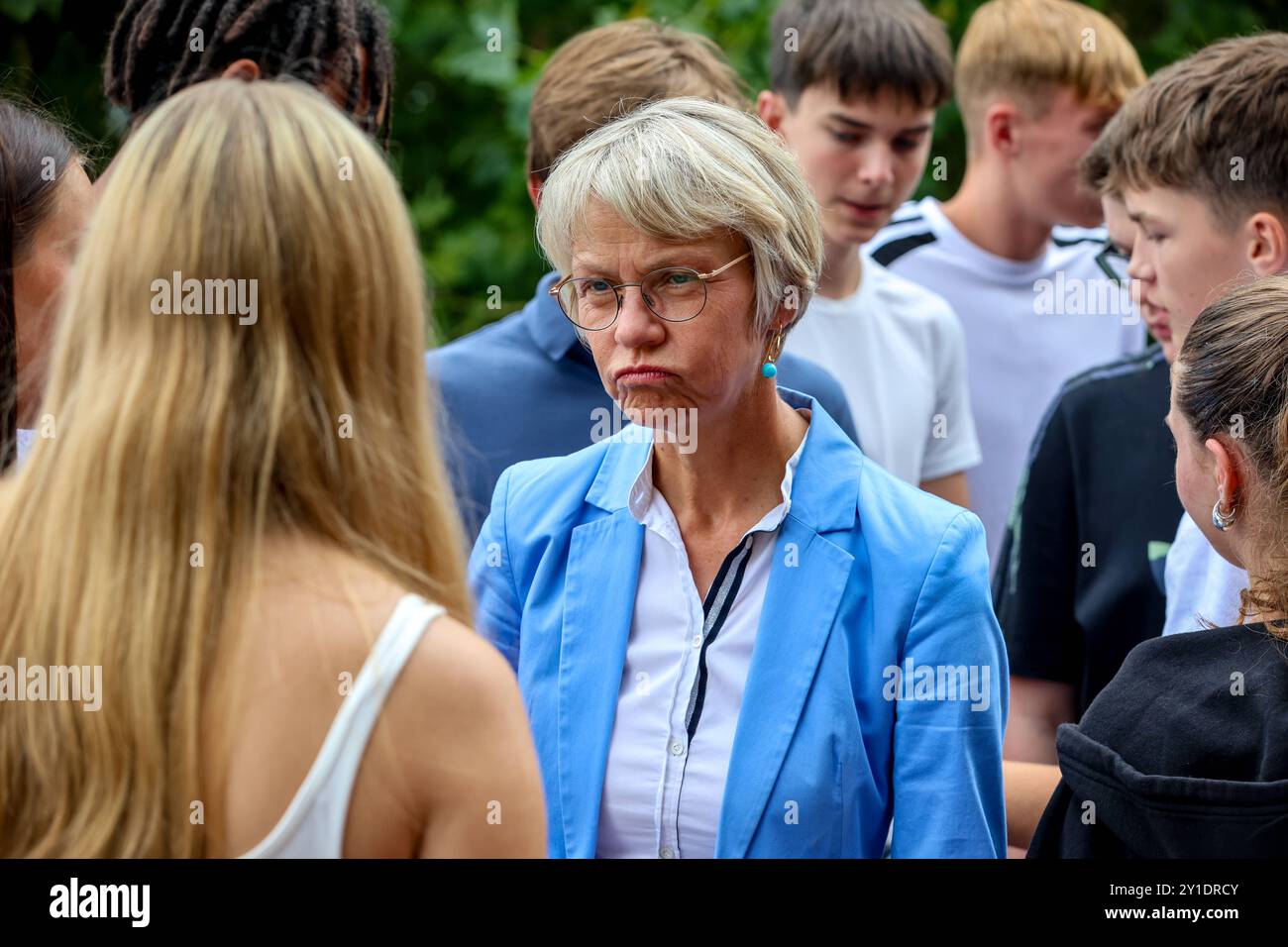 Besuch des Geschichtsorts Villa ten Hompel durch Dorothee Feller CDU, Ministerin für Schule und Bildung des Landes Nordrhein-Westfalen. Die Ministerin im Gespräch mit Schülern des Immanuel-Kant-Gymnasiums Münster-Hiltrup. Münster, Nordrhein-Westfalen, DEU, Deutschland, 06.09.2024 *** Besuch der historischen Stätte Villa Ten Hompel durch Dorothee Feller CDU, Ministerin für Schule und Bildung des Landes Nordrhein-Westfalen im Gespräch mit Schülern des Immanuel Kant Gymnasiums Münster Hiltrup Münster, Nordrhein-Westfalen, DEU, Deutschland, 06 09 2024 Stockfoto