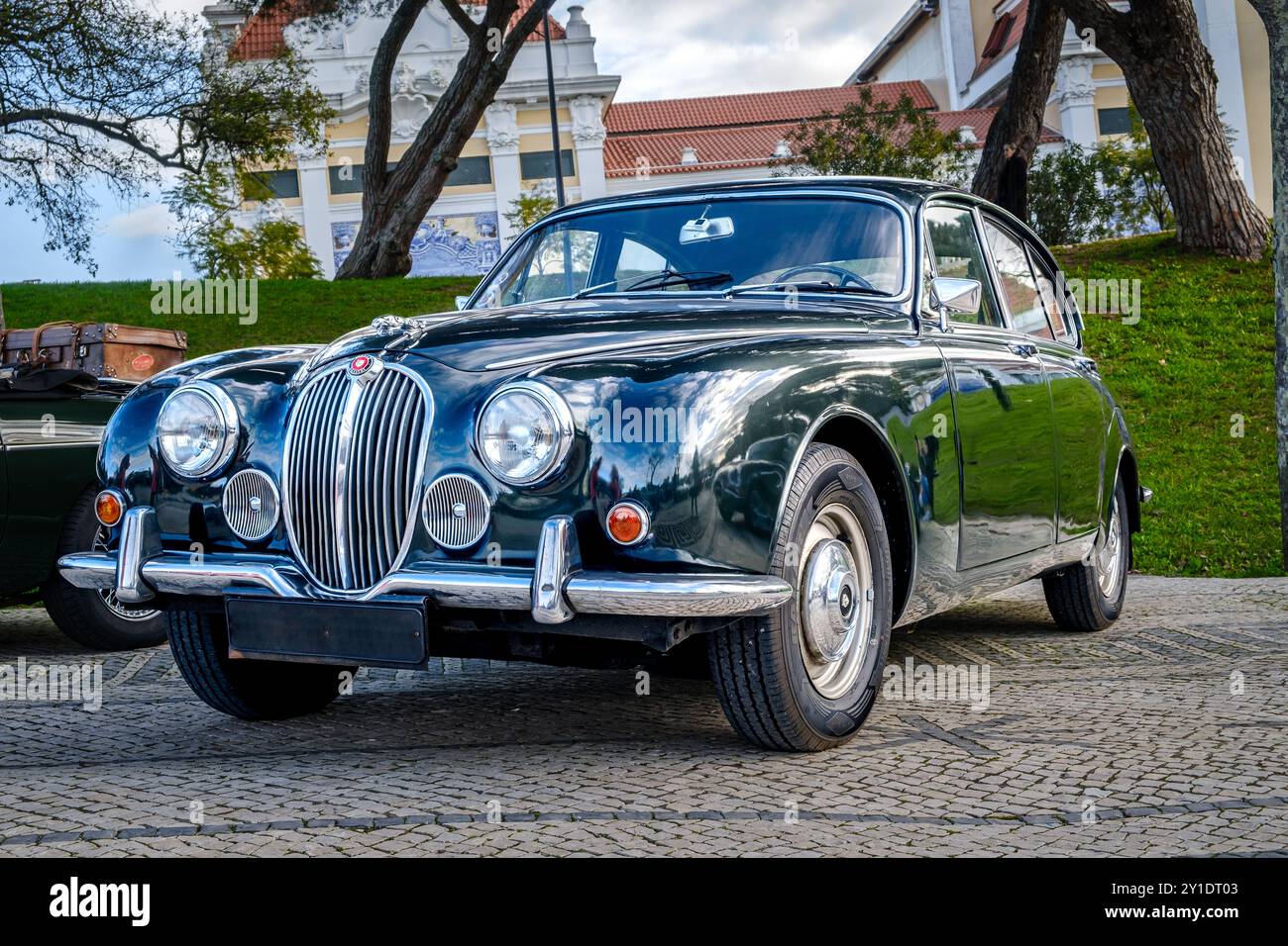 Lissabon, Portugal - 20. Januar 2024: Klassische dunkelgrüne Jaguar Mark 2 Sportlimousine auf Kopfsteinpflasterstraße parkt. Mittelgroße Luxus- oder Executive-Sportlimousine mit 4 Türen von Jaguar Cars Stockfoto
