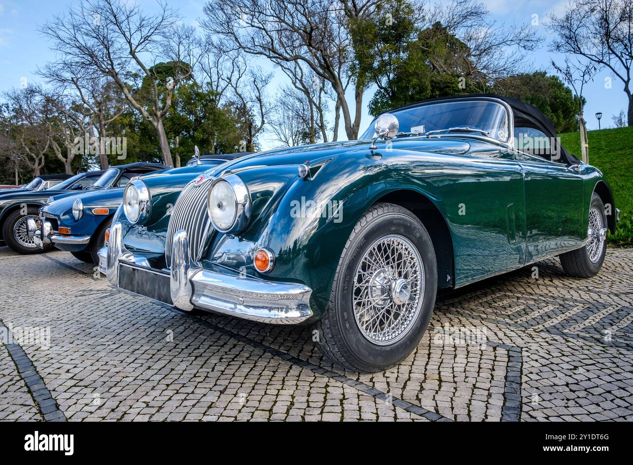 Lissabon, Portugal – 20. Januar 2024: Klassischer, dunkelgrüner Jaguar XK150 Coupé mit Klappkopf auf Kopfsteinpflasterstraße parkt. Zweisitziger Roadster, Sportwagen, Cabriolet Stockfoto