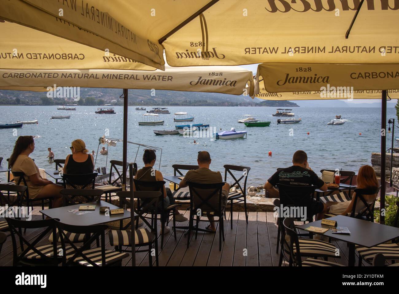 Ohrid Nordmazedonien, 29. august 2024, Touristen besuchen die historische Hafenstadt Ohrid und ihre engen Gassen im August Stockfoto