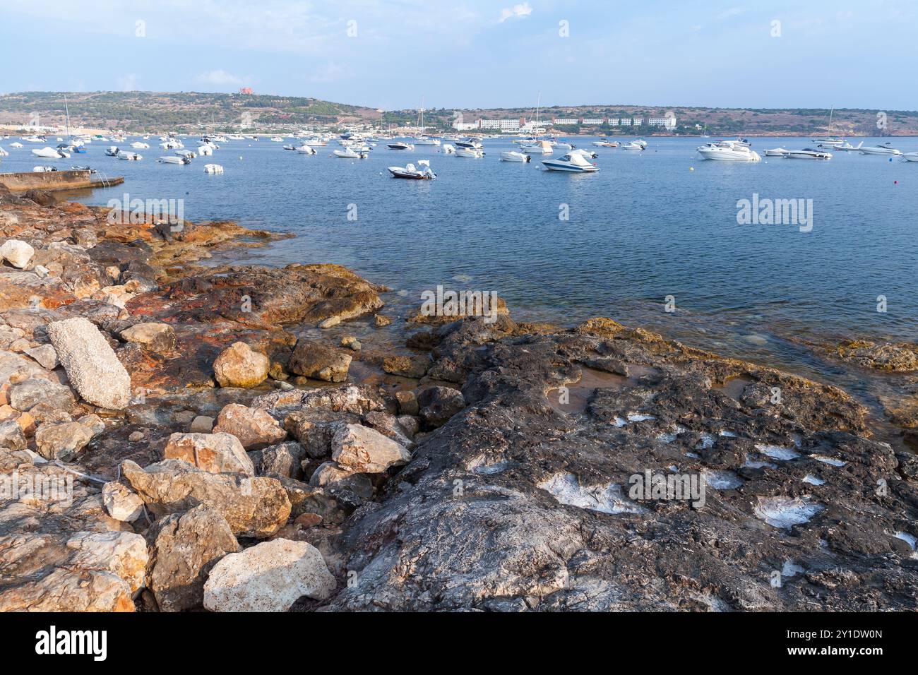 Küstenlandschaft von Mellieha mit verankerten Booten. Es ist eine kleine Stadt in der nördlichen Region Maltas Stockfoto