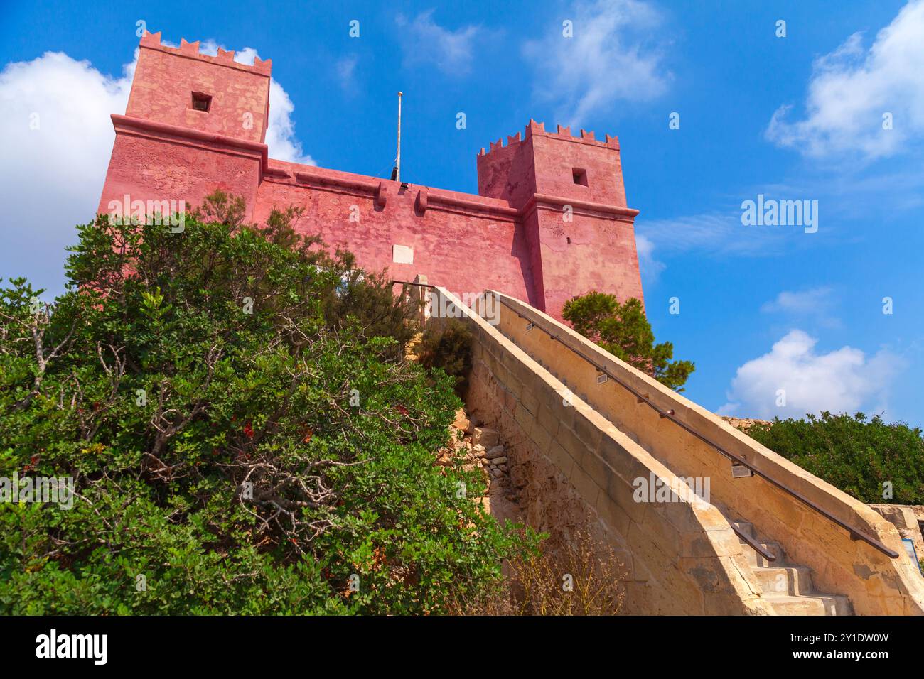 Sommerlandschaft mit Saint-Agathas-Turm. Es handelt sich um einen großen Wachturm in Mellieha, Malta. Er wurde zwischen 1647 und 1649 erbaut, auch bekannt als Roter Turm oder Stockfoto