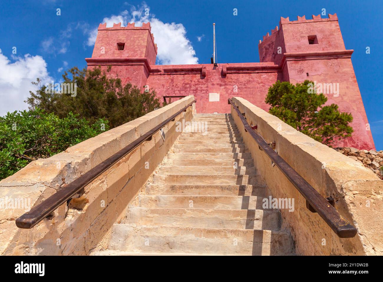 Eingangstreppe des St. Agathas Turms. Es handelt sich um einen großen Wachturm in Mellieha, Malta. Er wurde zwischen 1647 und 1649 erbaut, auch bekannt als Roter Turm oder für Stockfoto