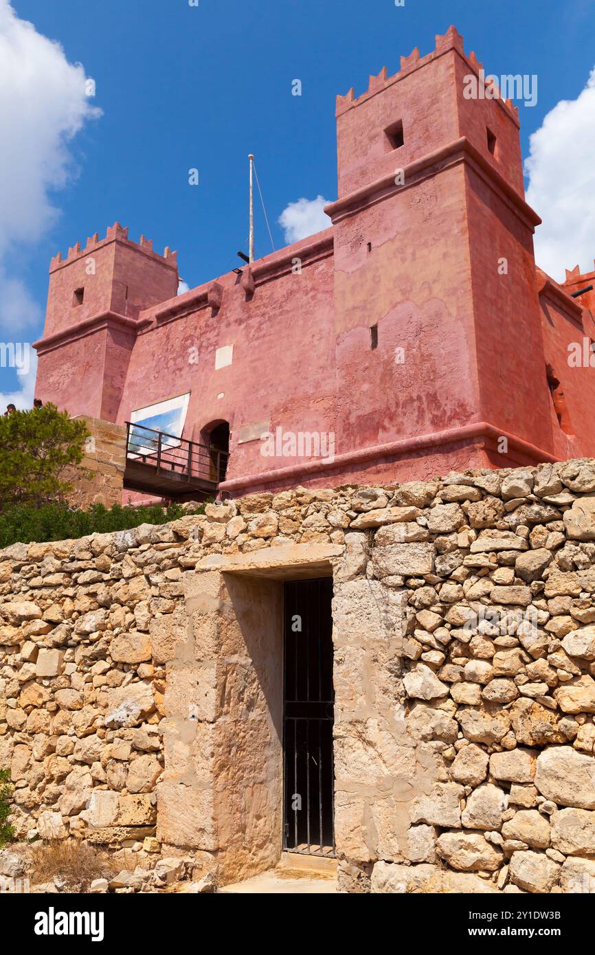 Äußere des St. Agathas Turms, vertikales Foto an einem sonnigen Tag. Roter Turm oder Fort Saint Agatha. Es handelt sich um einen großen Wachturm in Mellieha, Malta. Das war es Stockfoto