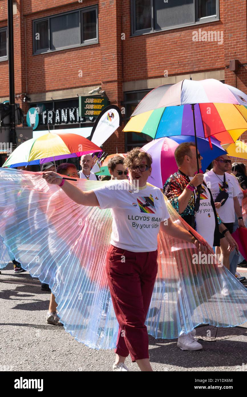 Manchester Pride Parade. Teilnehmer der Lloyds Bank mit Regenbogenschirmen. Stockfoto