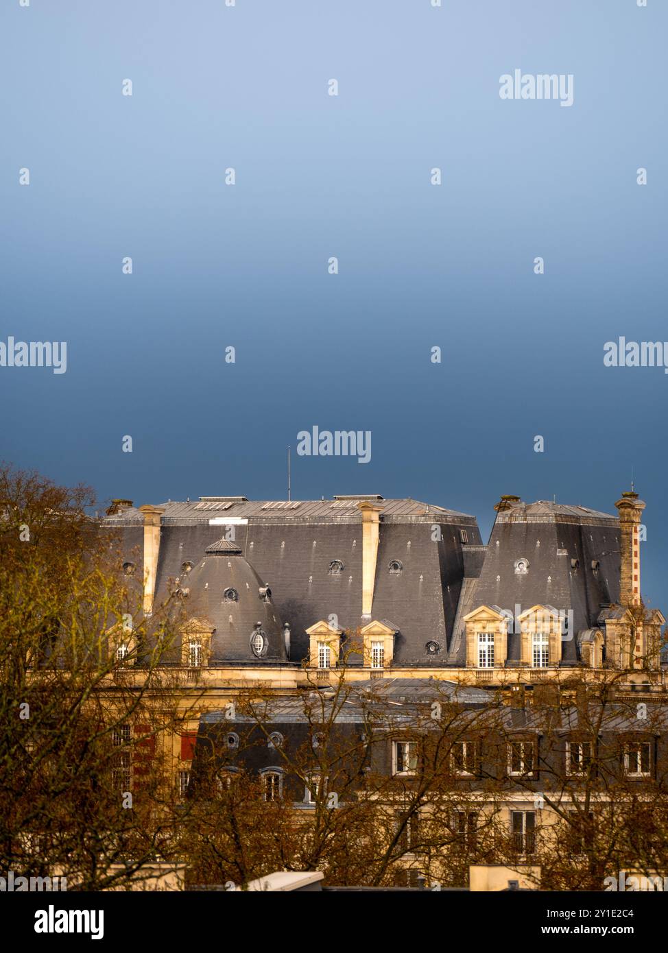 Ein verblasster Blick auf das Rathaus von Versailles, das in einem Nebel der Zeit gehüllt ist, wo der gegenwärtige Moment durch den Schleier der Geschichte flüstert. Stockfoto