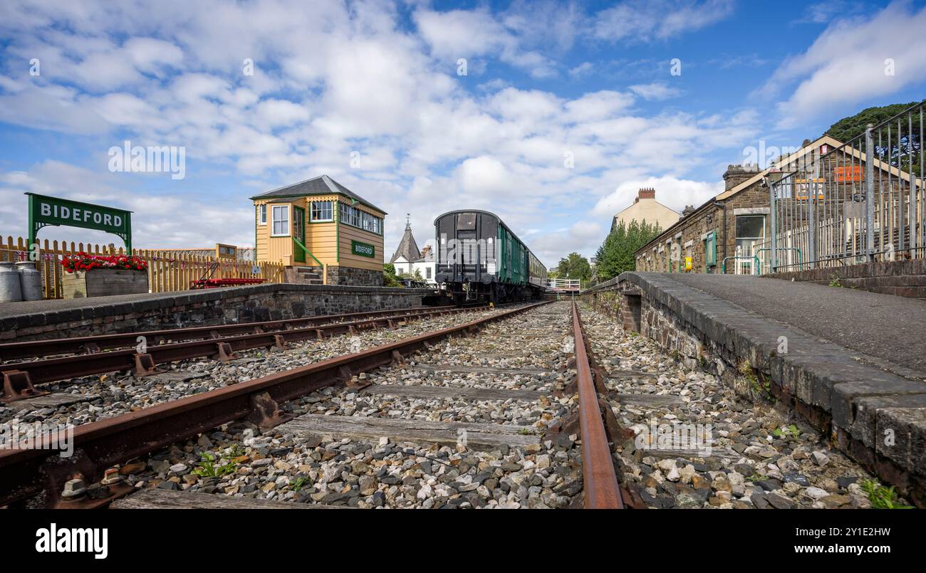 Vintage-Stellwerk und Eisenbahnwaggons im Bideford Heritage Railway Centre, Devon, Großbritannien am 3. September 2024 Stockfoto