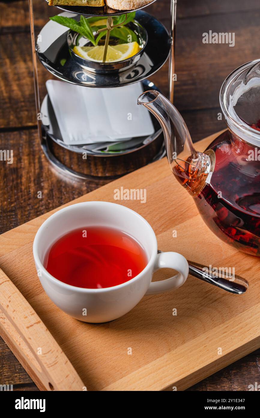 Gesunder Kräutertee aus roten Kräutern und Früchten in einer weißen Porzellanschale gebrüht Stockfoto