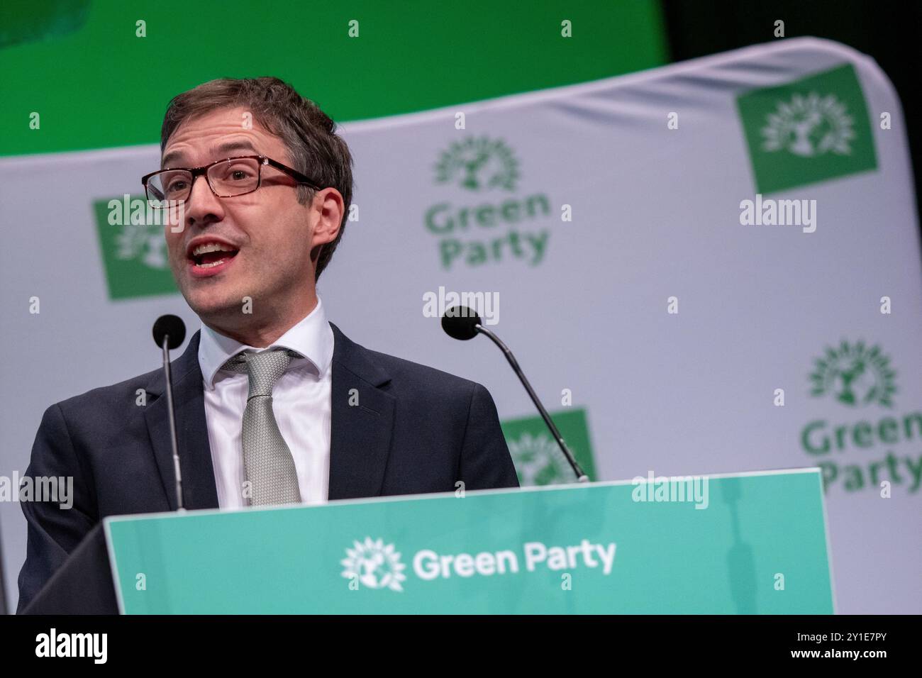 Manchester, Großbritannien. September 2024. Adrian Ramsay, Vorsitzender der Grünen. Rede von Adrian Ramsay, die von der Gründerrätin Hannah Spencer vorgestellt wurde. Carla Denyer konnte aufgrund von covid-ähnlichen Symptomen nicht persönlich teilnehmen. Ein kurzes Video wurde in der Halle von dem vermissten Co-Leiter gezeigt. Green Party Conference Manchester Conference Central. Manchester UK. Quelle: GaryRobertsphotography/Alamy Live News Stockfoto