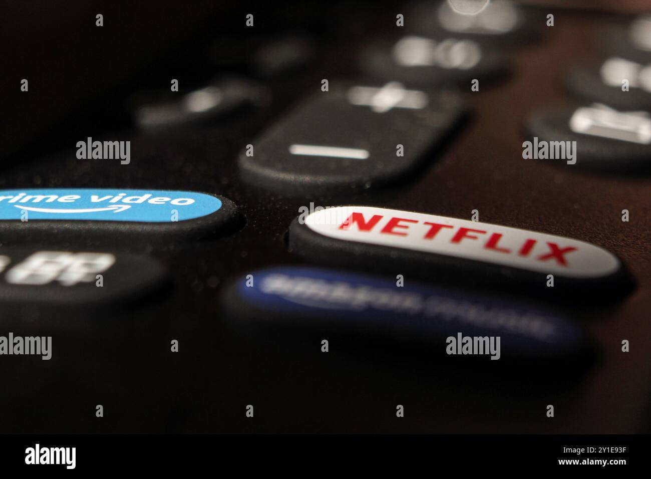 Streaming-Services auf der Fernbedienung mit Amazon Prime Video- und Netflix-Logos, Makro, Nahaufnahme Stockfoto