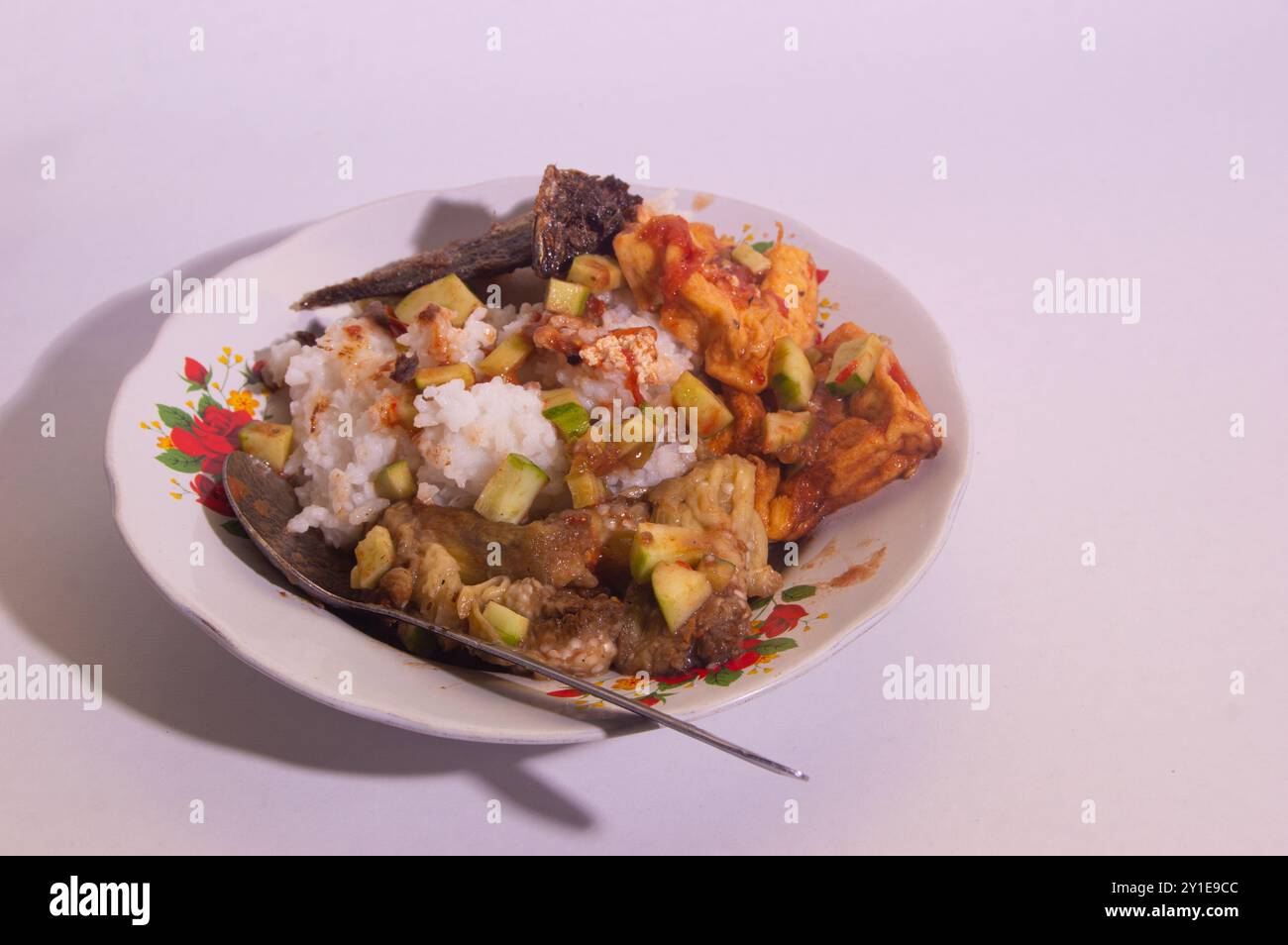 Reis mit Pekel-Gewürzen und Beilagen wie Eier, Tempeh oder Tofu. Typisches Essen aus Ost-Java. Stockfoto