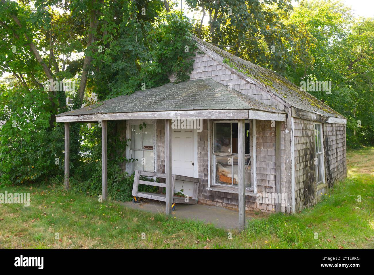 Ein altes, verlassenes Geschäft in Dennis, Village, Massachusetts, am Cape Cod, USA Stockfoto