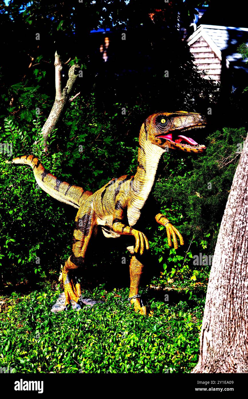 Dinosaurier im Hof eines historischen Hauses in Yarmouth Port, MA, USA Stockfoto