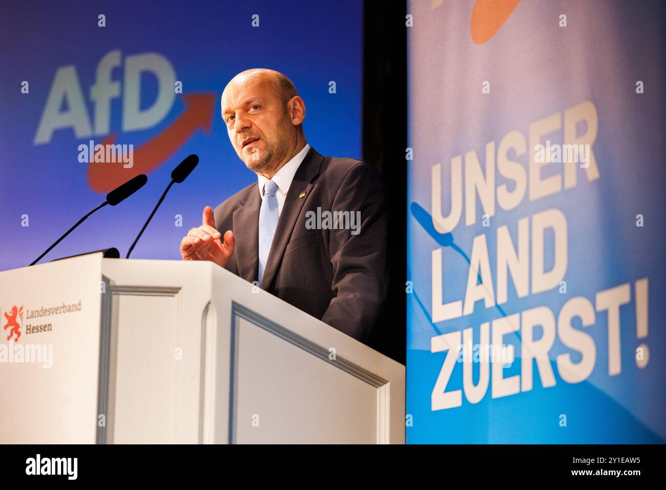 Hofheim Am Taunus, Deutschland. September 2024. Robert Lambrou, Landesvorsitzender der AfD in Hessen, spricht auf der Landesparteikonferenz der AfD Hessen und kündigt eine halbstündige Verzögerung beim Start der Parteikonferenz an. Die AfD Hessen-Parteikonferenz findet vor der Wahlkreissitzung für die Bundestagswahl statt. Quelle: Lando Hass/dpa/Alamy Live News Stockfoto