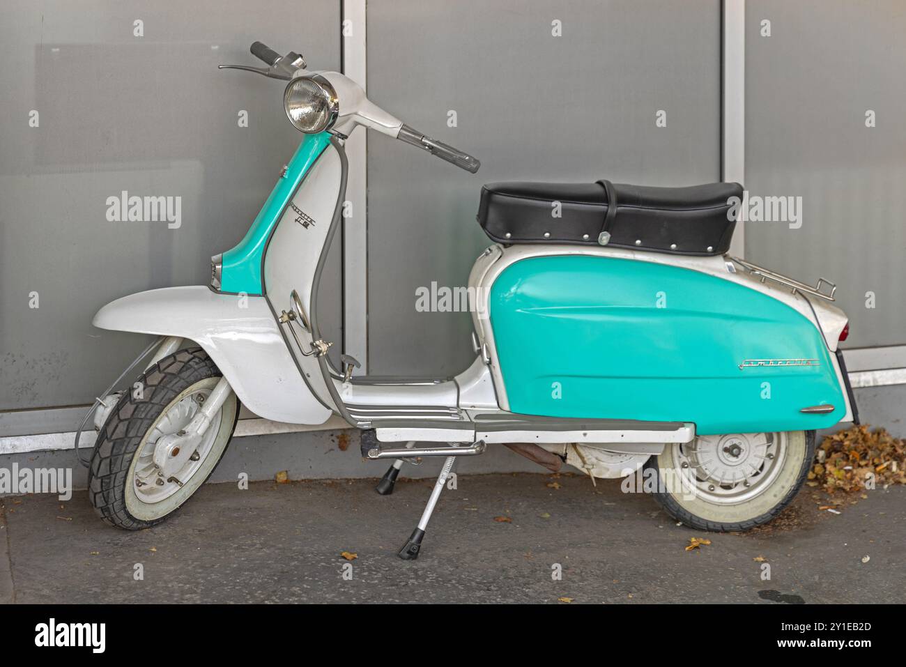 Belgrad, Serbien - 13. Juli 2024: Klassischer Motorroller Innocenti Lambretta Modell Li 150 Original hergestellt in Mailand Italien. Stockfoto