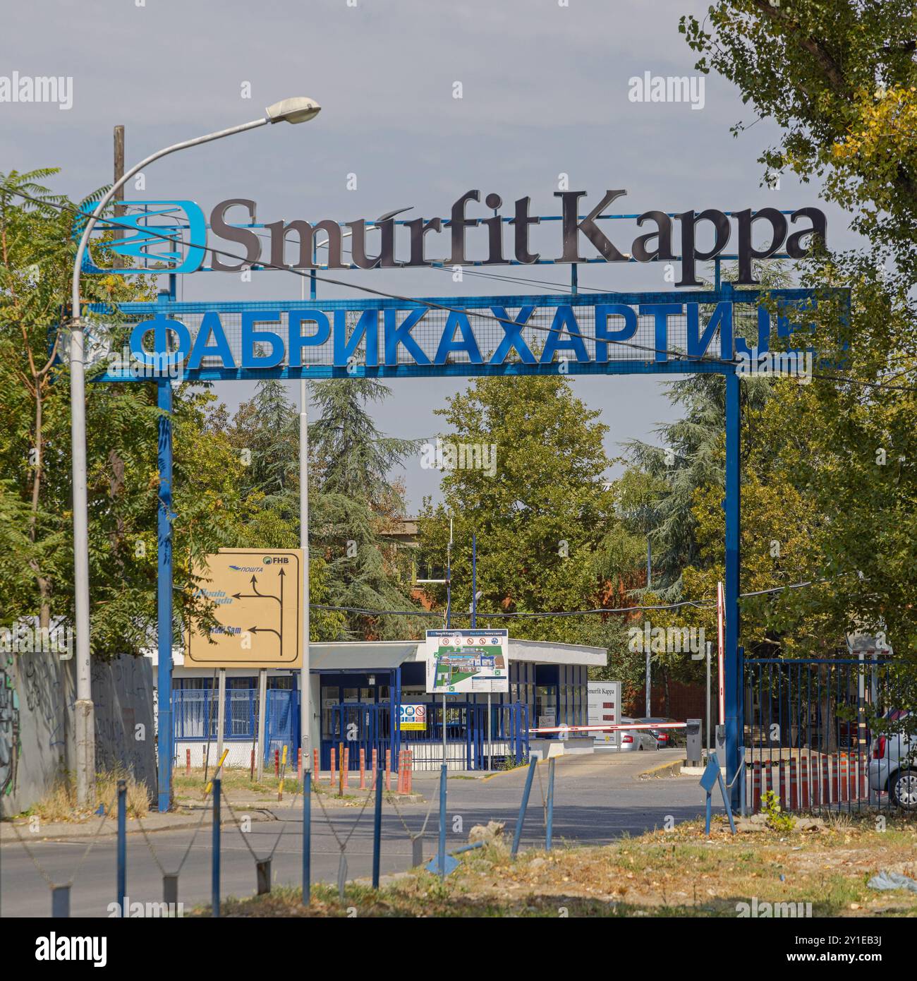 Belgrad, Serbien - 21. August 2024: Eingangstor zur Smurfit Kappa Paper Mill Factory Industry Production in Avala Ada Huja. Stockfoto