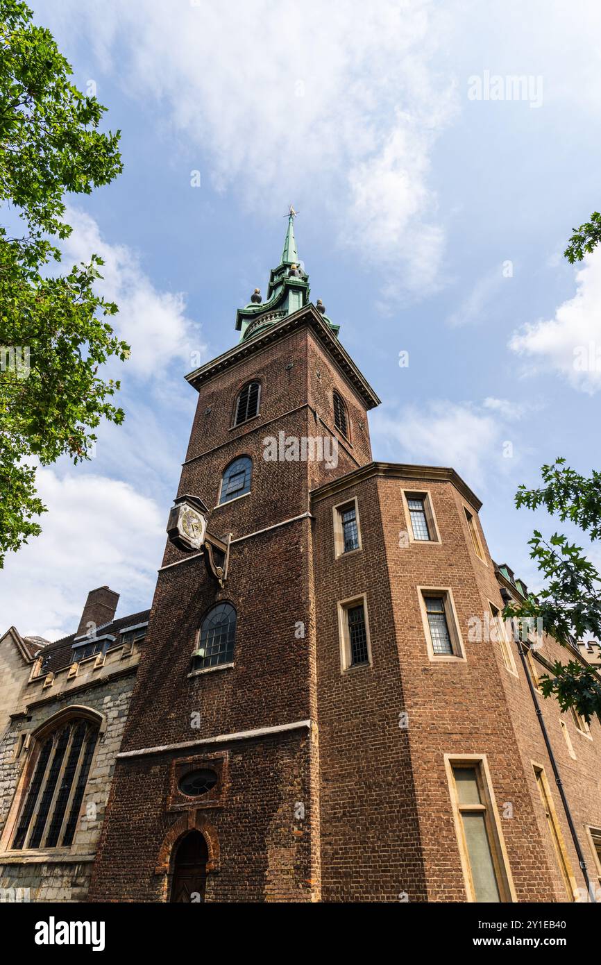 London, Großbritannien - 24. Juli 2024: All Hallows by the Tower ist die älteste Kirche der Stadt und wurde 675 n. Chr. gegründet. Stockfoto