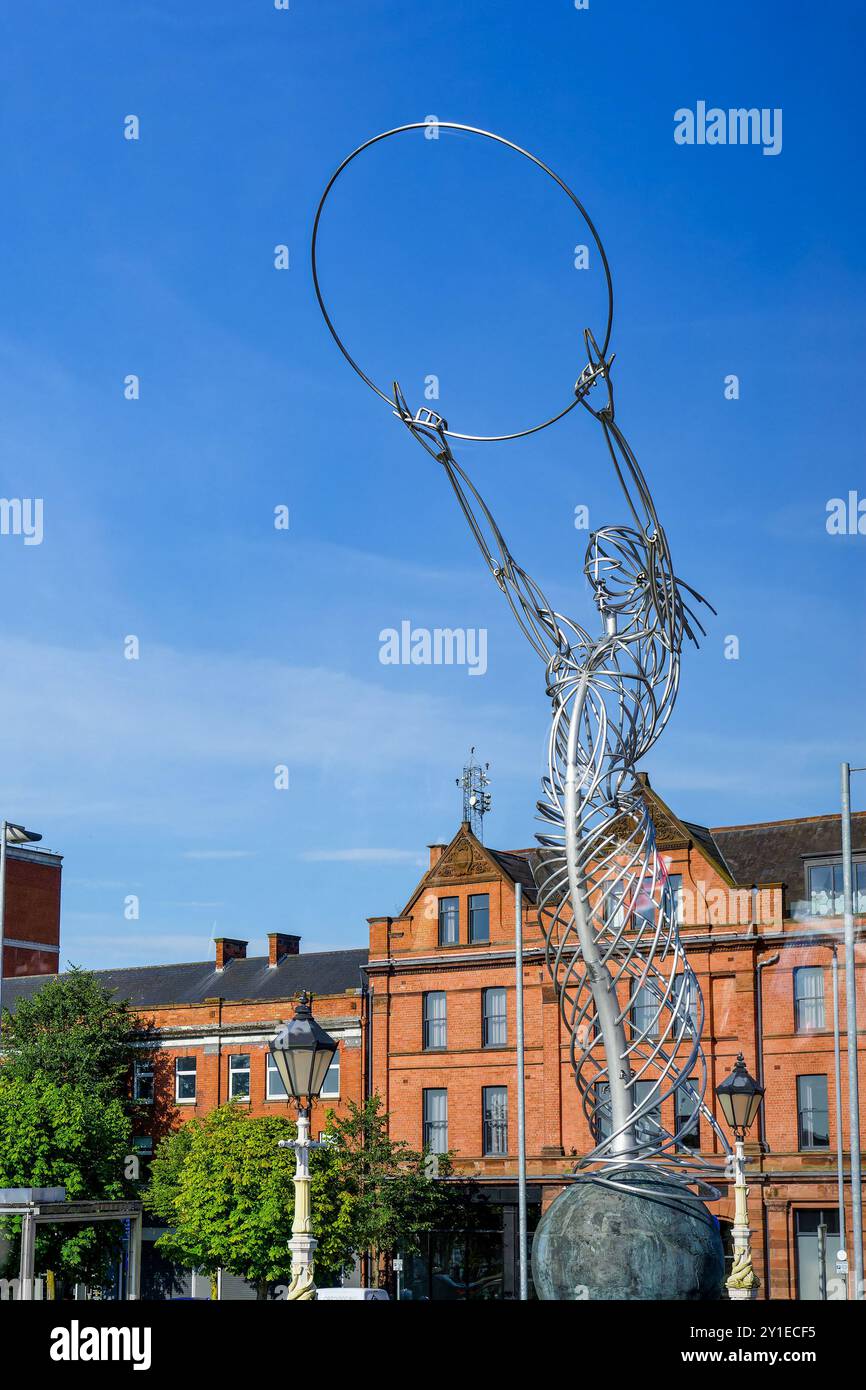 Belfast, Nordirland - 17. Juli 2024: Thanksgiving Beacon von Andy Scott am Thanksgiving Square in Lanyon Plac Stockfoto