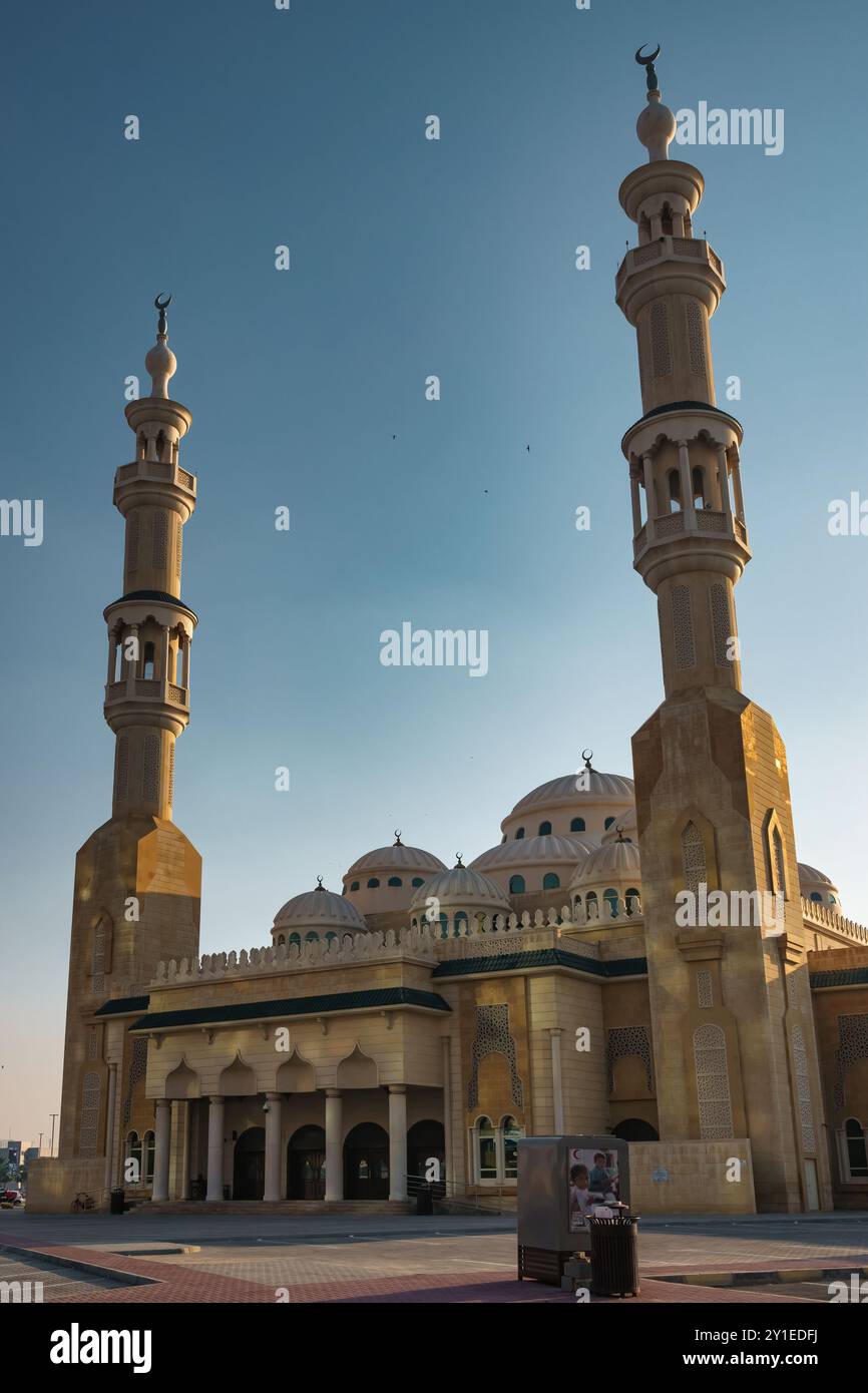 Sheikh Sultan bin Saqr Al Qasimi Moschee in der Innenstadt von Ras Al Khaimah, Vereinigte Arabische Emirate. Stockfoto