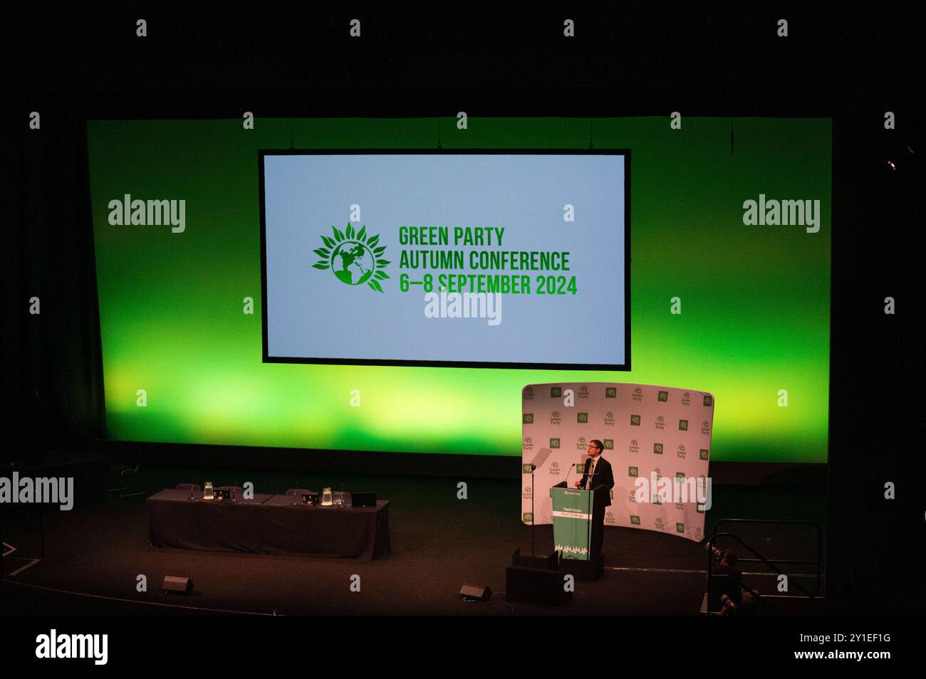 Manchester, Großbritannien. September 2024. Adrian Ramsay, Co-Vorsitzender der Grünen Partei, spricht an die Delegierten der Konferenz. Die Grünen treffen sich in Manchester zu ihrer jährlichen Parteikonferenz. (Foto: David Tramontan/SOPA Images/SIPA USA) Credit: SIPA USA/Alamy Live News Stockfoto