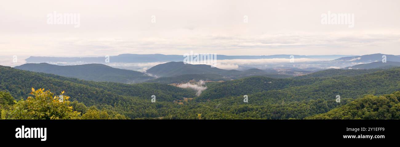 Panoramablick auf dem Skyline Drive im Shenandoah Nationalpark – genähtes Foto Stockfoto