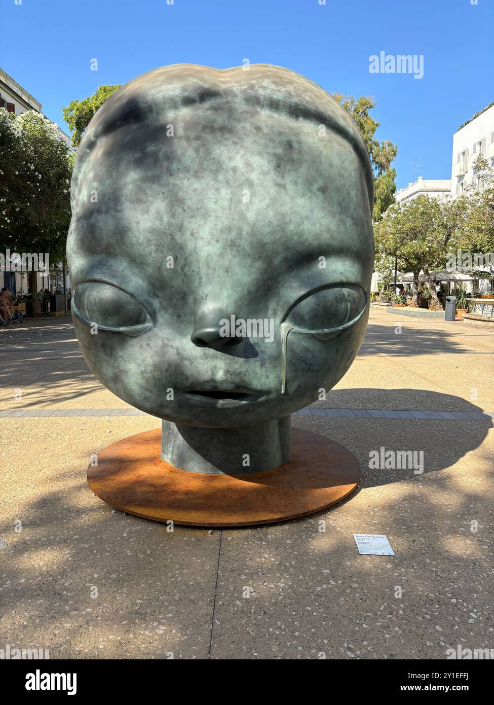 Nalakala Bronzeskulptur von Roby Dei Antono am Paseig Vara de Rey auf Ibiza im Rahmen der CAN Art Fair 2024. Stockfoto