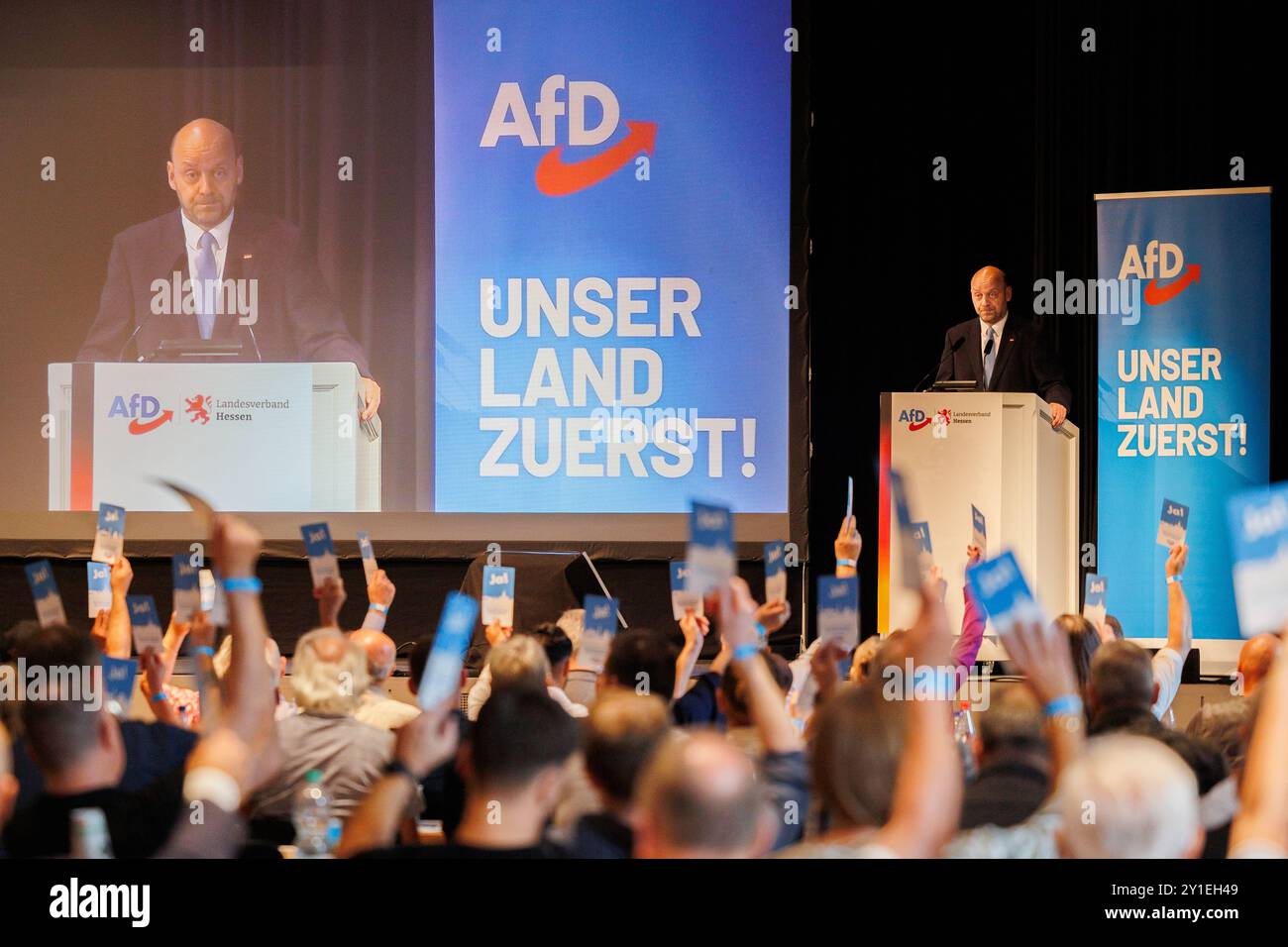 Hofheim Am Taunus, Deutschland. September 2024. Robert Lambrou, Landesvorsitzender der AfD in Hessen, spricht auf der Landesparteikonferenz der AfD Hessen und kündigt eine halbstündige Verzögerung beim Start der Parteikonferenz an. Die AfD Hessen-Parteikonferenz findet vor der Wahlkreissitzung für die Bundestagswahl statt. Quelle: Lando Hass/dpa/Alamy Live News Stockfoto