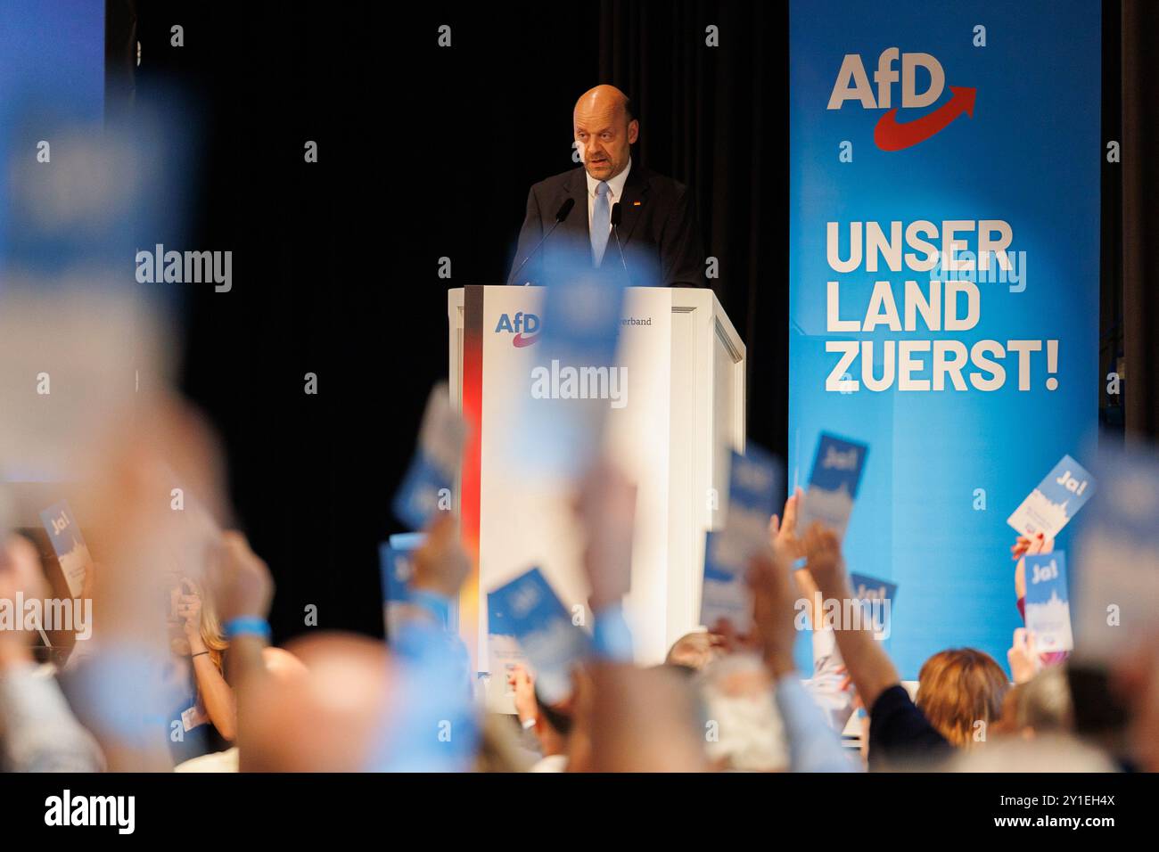 Hofheim Am Taunus, Deutschland. September 2024. Robert Lambrou, Landesvorsitzender der AfD in Hessen, spricht auf der Landesparteikonferenz der AfD Hessen und kündigt eine halbstündige Verzögerung beim Start der Parteikonferenz an. Die AfD Hessen-Parteikonferenz findet vor der Wahlkreissitzung für die Bundestagswahl statt. Quelle: Lando Hass/dpa/Alamy Live News Stockfoto