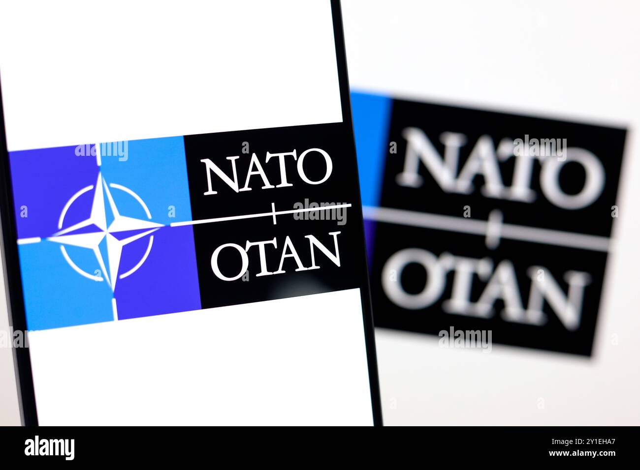 In dieser Abbildung wird das Logo der Nordatlantischen Vertragsorganisation (NATO) auf einem Smartphone-Bildschirm angezeigt. Stockfoto