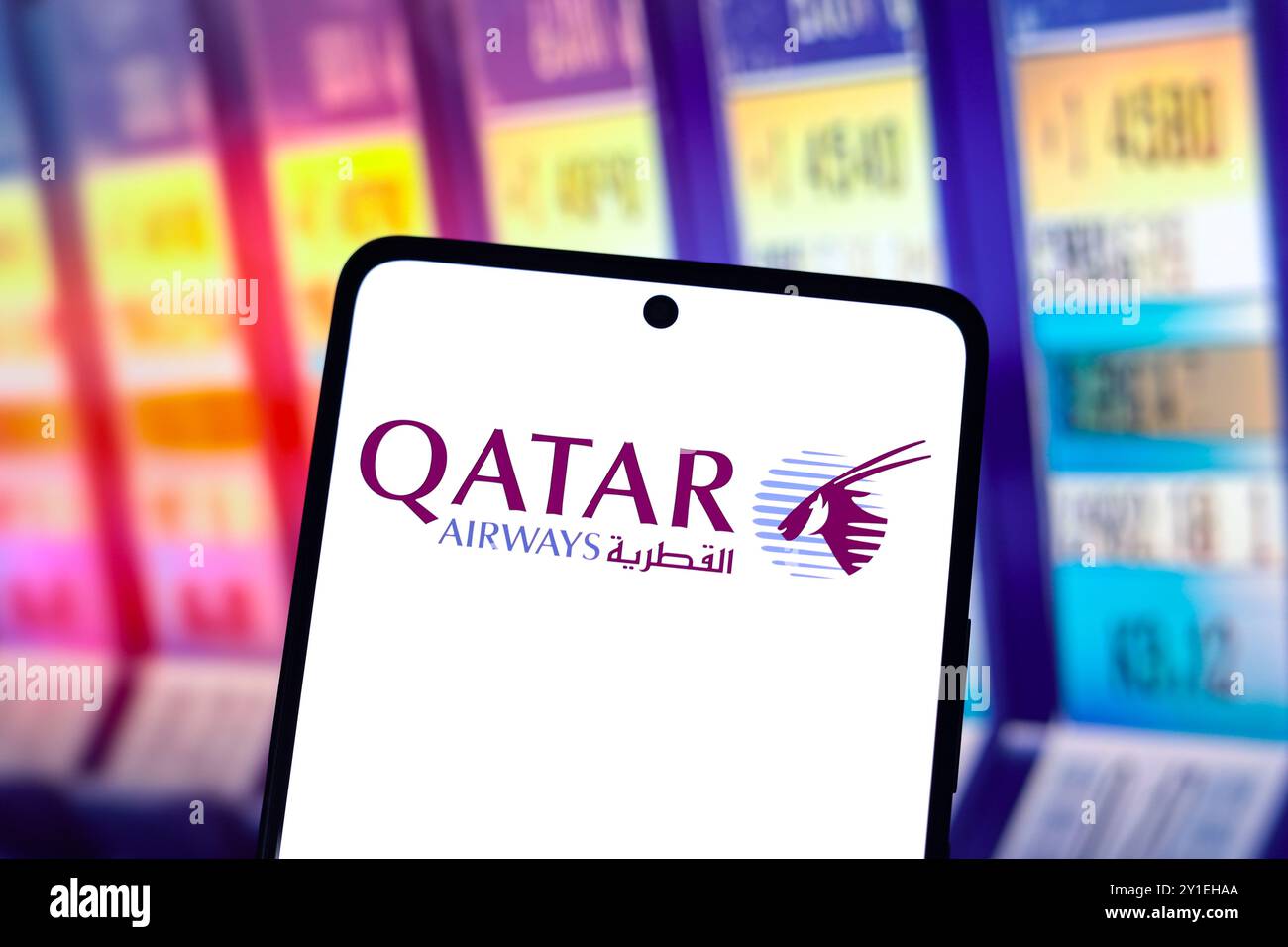 6. September 2024, Paraguay. In dieser Abbildung wird das Qatar Airways Logo auf einem Smartphone-Bildschirm angezeigt Stockfoto