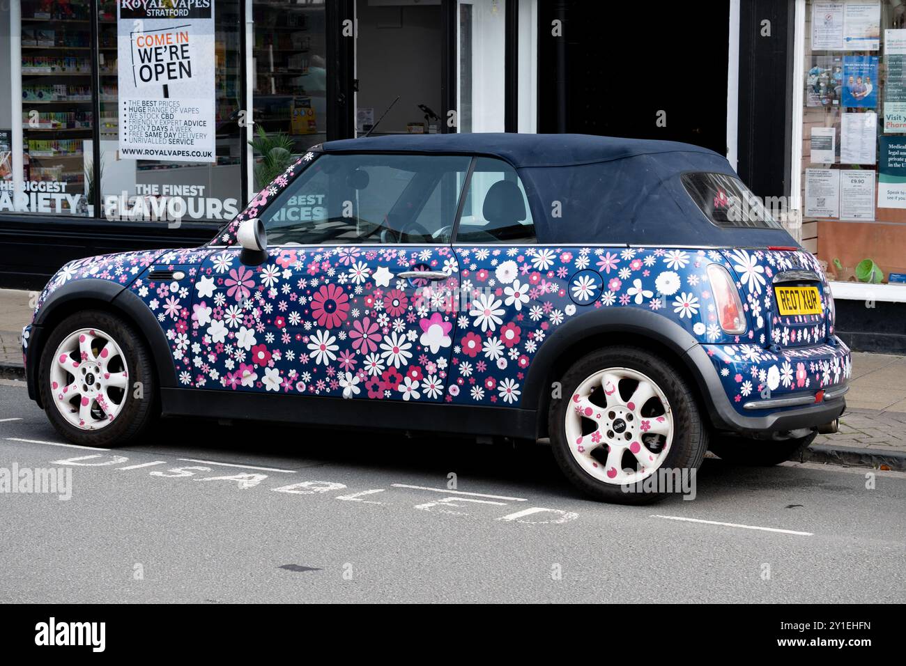 Mini Cooper Cabriolet mit Blumenmuster, Großbritannien Stockfoto