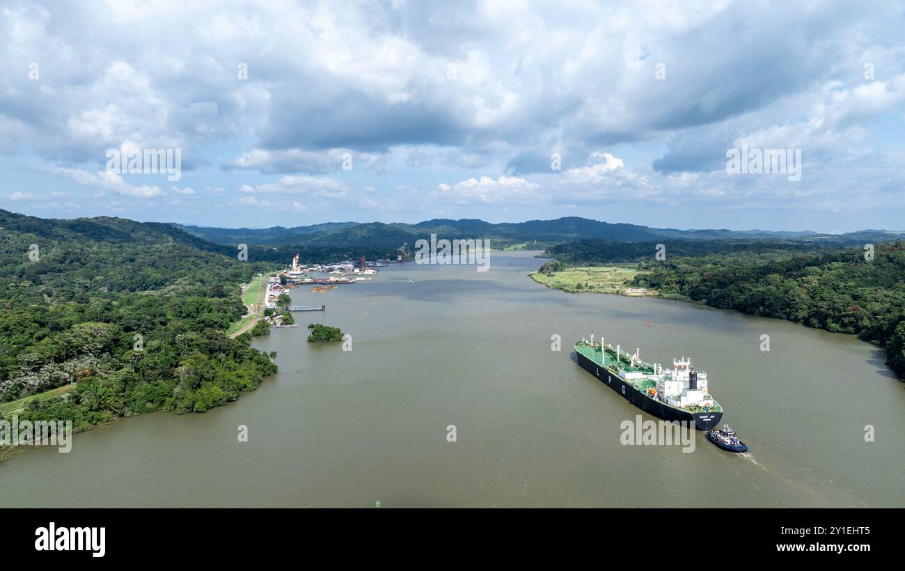 Panama, Pazifik und Atlantik. August 1914. Ein Drohnenfoto zeigt Schiffe, die auf dem Panamakanal in der Nähe von Panama City, Panama, am 28. August 2024 segeln. Der Panamakanal, der den Pazifik und den Atlantik verbindet, erstreckt sich über 80 Kilometer und ist eine der wichtigsten Handelswasserstraßen der Welt. Der Panamakanal wurde am 15. August 1914 offiziell eröffnet. In diesem Jahr jährt sich seine Eröffnung zum 110. Mal. Quelle: Li Muzi/Xinhua/Alamy Live News Stockfoto