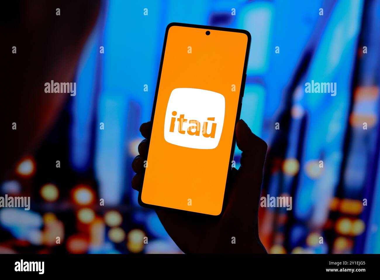 Paraguay. September 2024. In dieser Abbildung wird das Logo der Banco Itaú S.A. auf einem Smartphone-Bildschirm angezeigt. (Foto von Jaque Silva/SOPA Images/SIPA USA) *** ausschließlich für redaktionelle Nachrichten *** Credit: SIPA USA/Alamy Live News Stockfoto